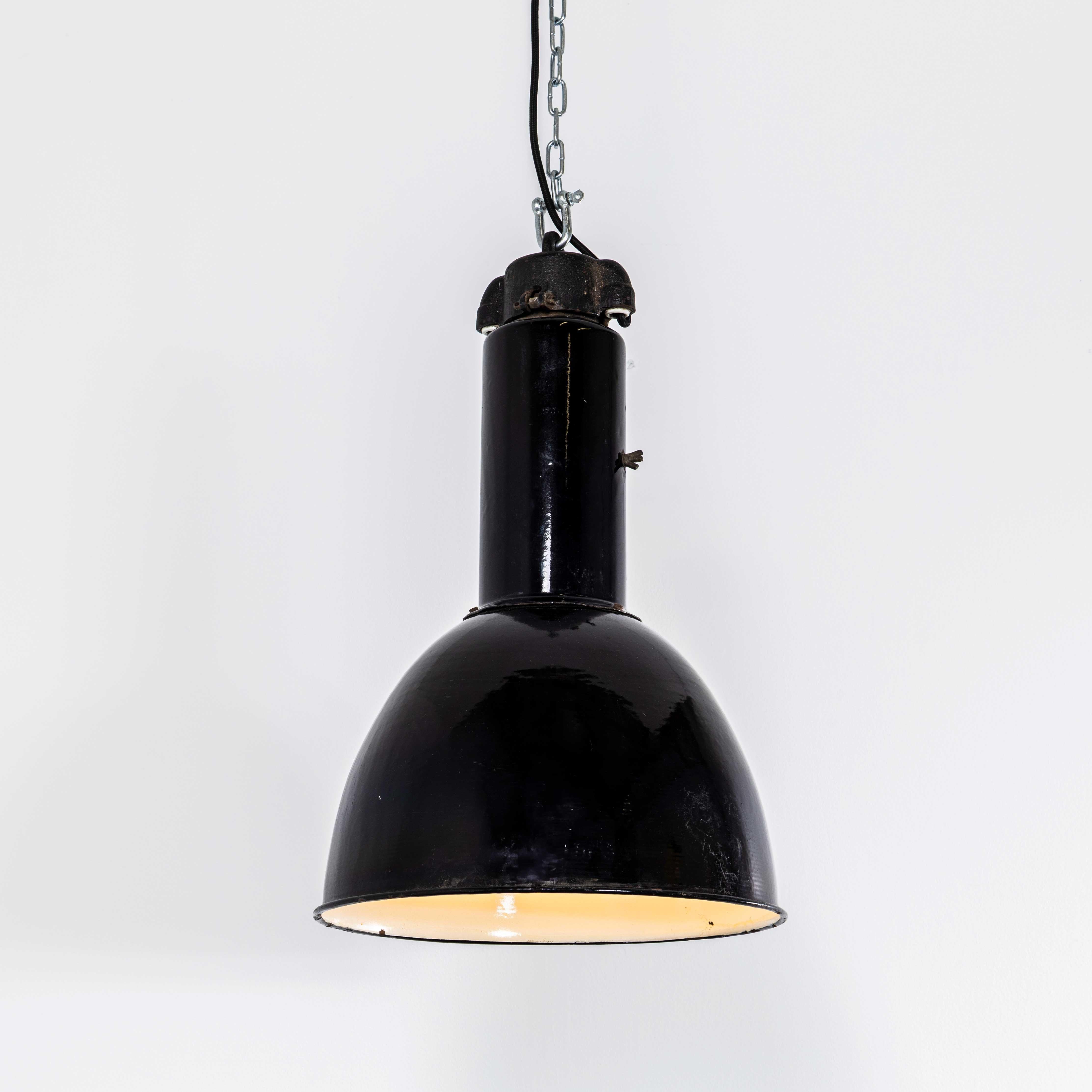Grandi lampade a sospensione industriali da soffitto Bauhaus in smalto nero del 1930. 
La caratteristica principale di queste lampade è la loro struttura in acciaio pesante e i piani in metallo fuso. Ogni lampada è stata pulita e restaurata e tutti