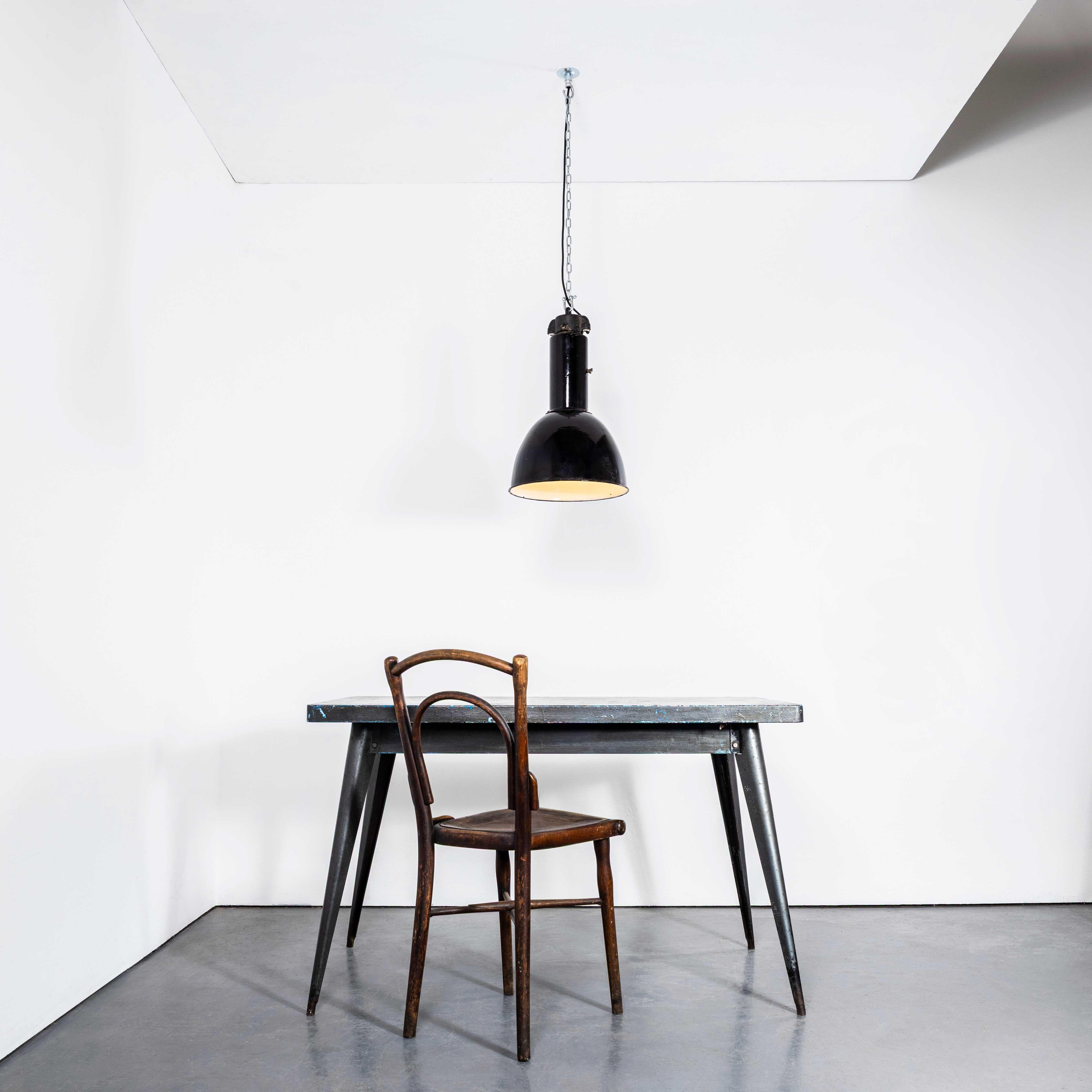 Grandi lampade a sospensione industriali da soffitto Bauhaus in smalto nero degli anni '30 In condizioni buone in vendita a Hook, Hampshire