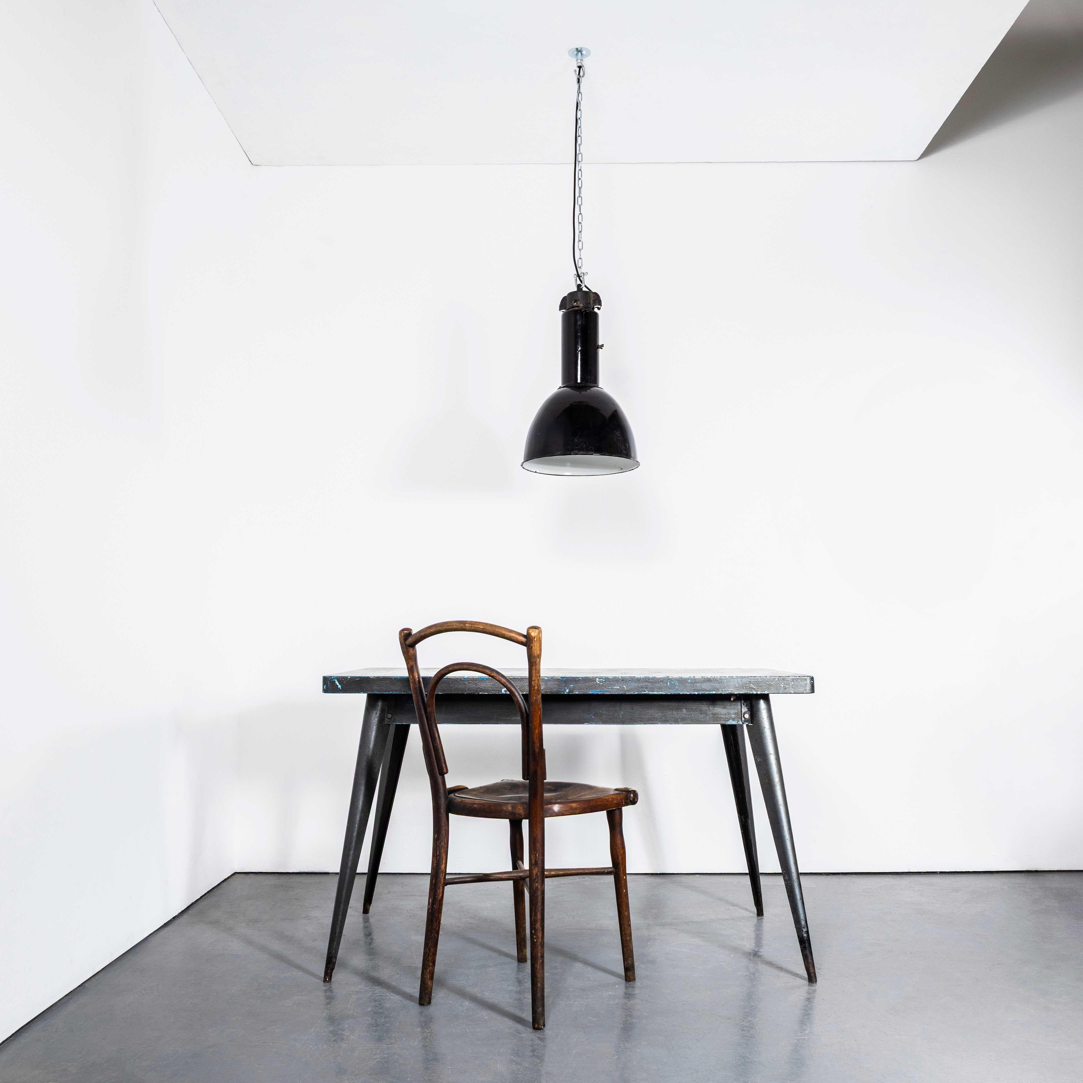 Metà XX secolo Grandi lampade a sospensione industriali da soffitto Bauhaus in smalto nero degli anni '30 in vendita
