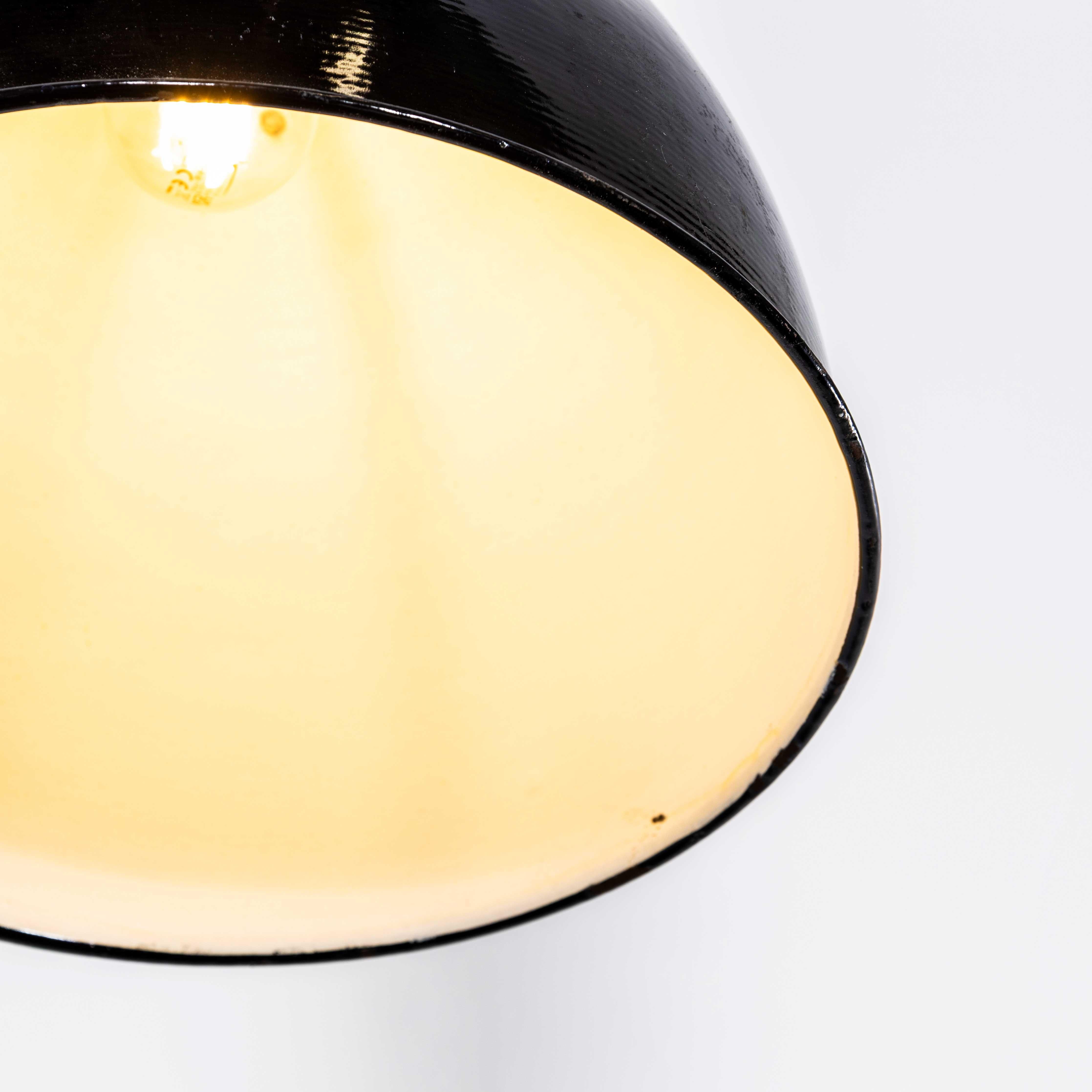 Smalto Grandi lampade a sospensione industriali da soffitto Bauhaus in smalto nero degli anni '30 in vendita
