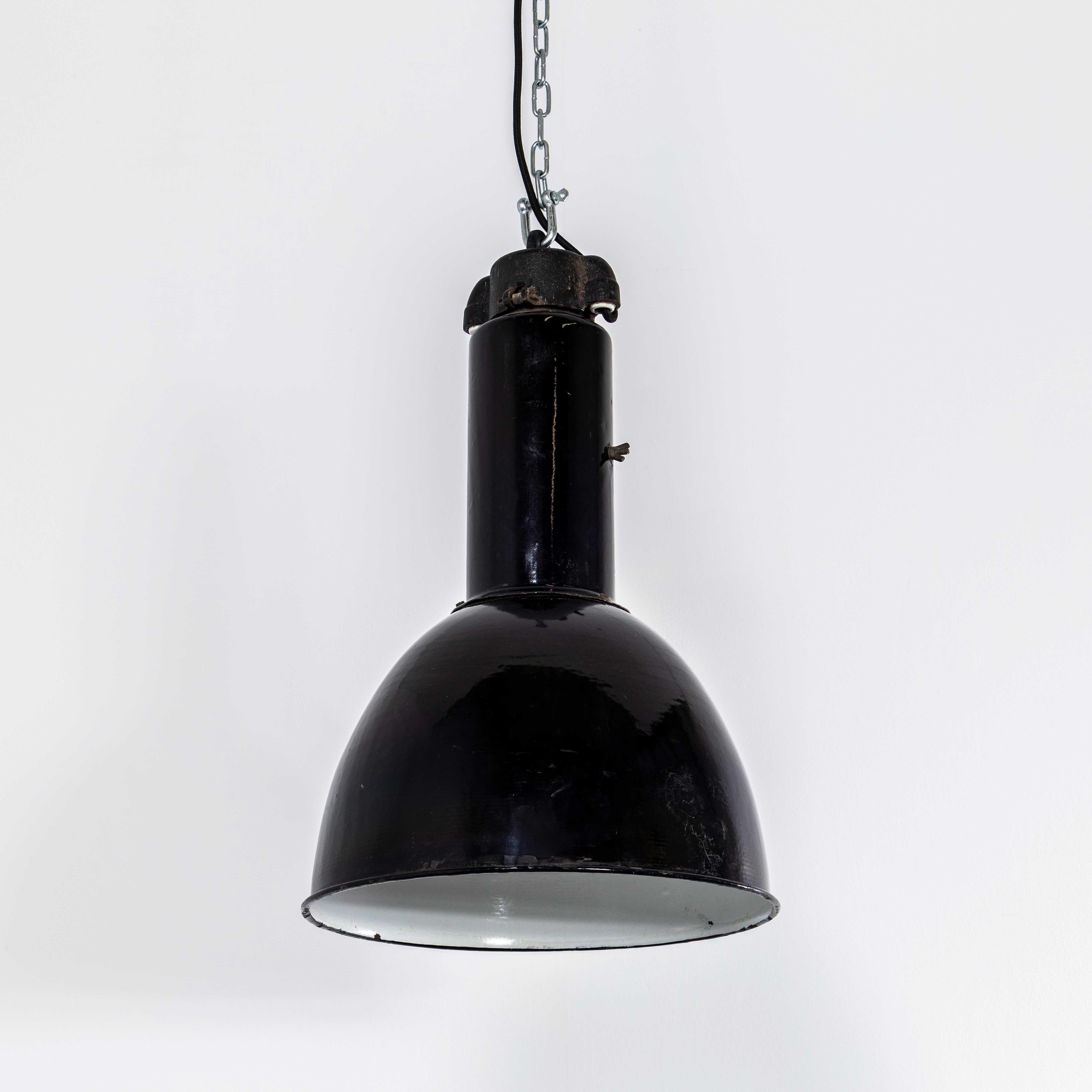 Grandi lampade a sospensione industriali da soffitto Bauhaus in smalto nero degli anni '30 in vendita 1