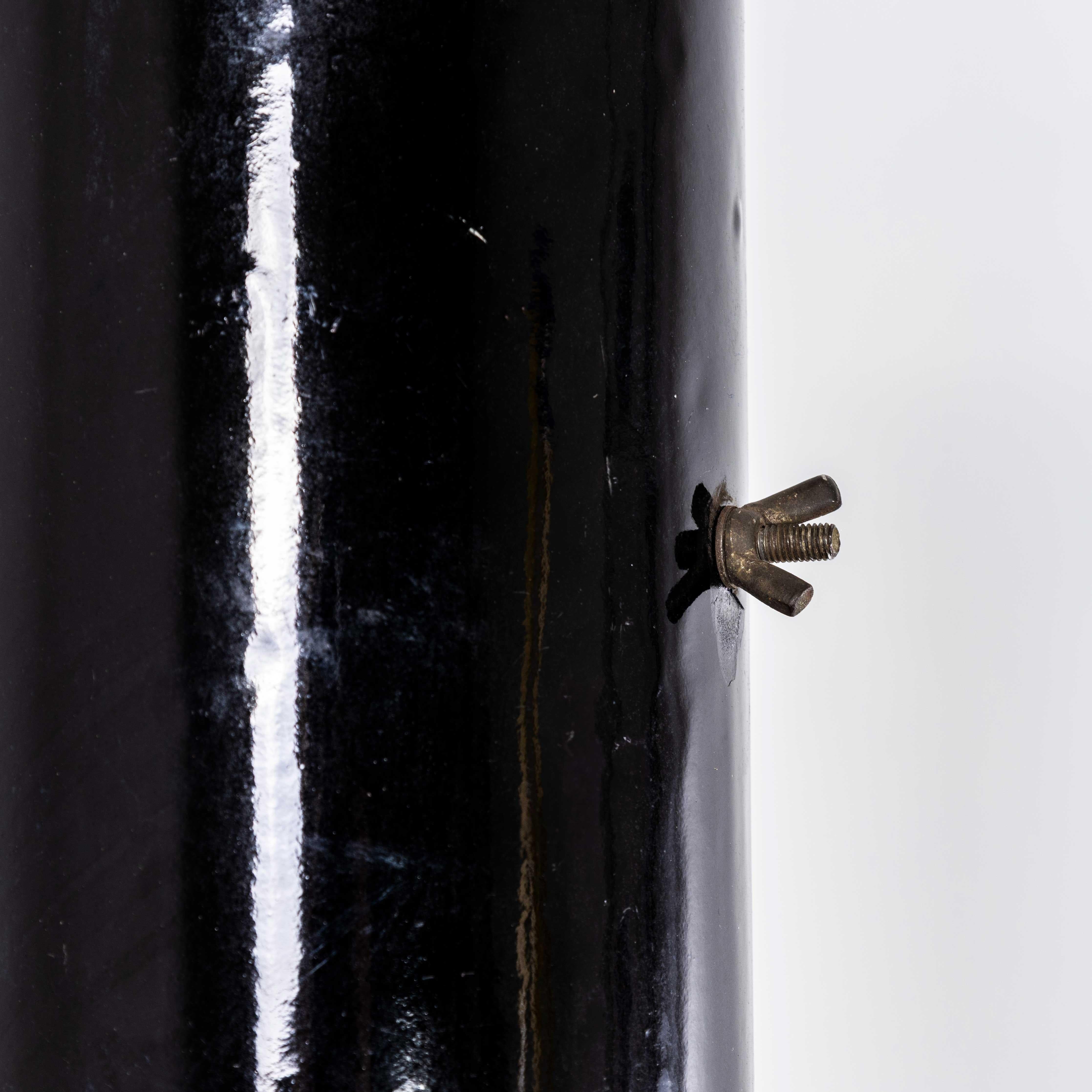 Grandi lampade a sospensione industriali da soffitto Bauhaus in smalto nero degli anni '30 in vendita 2