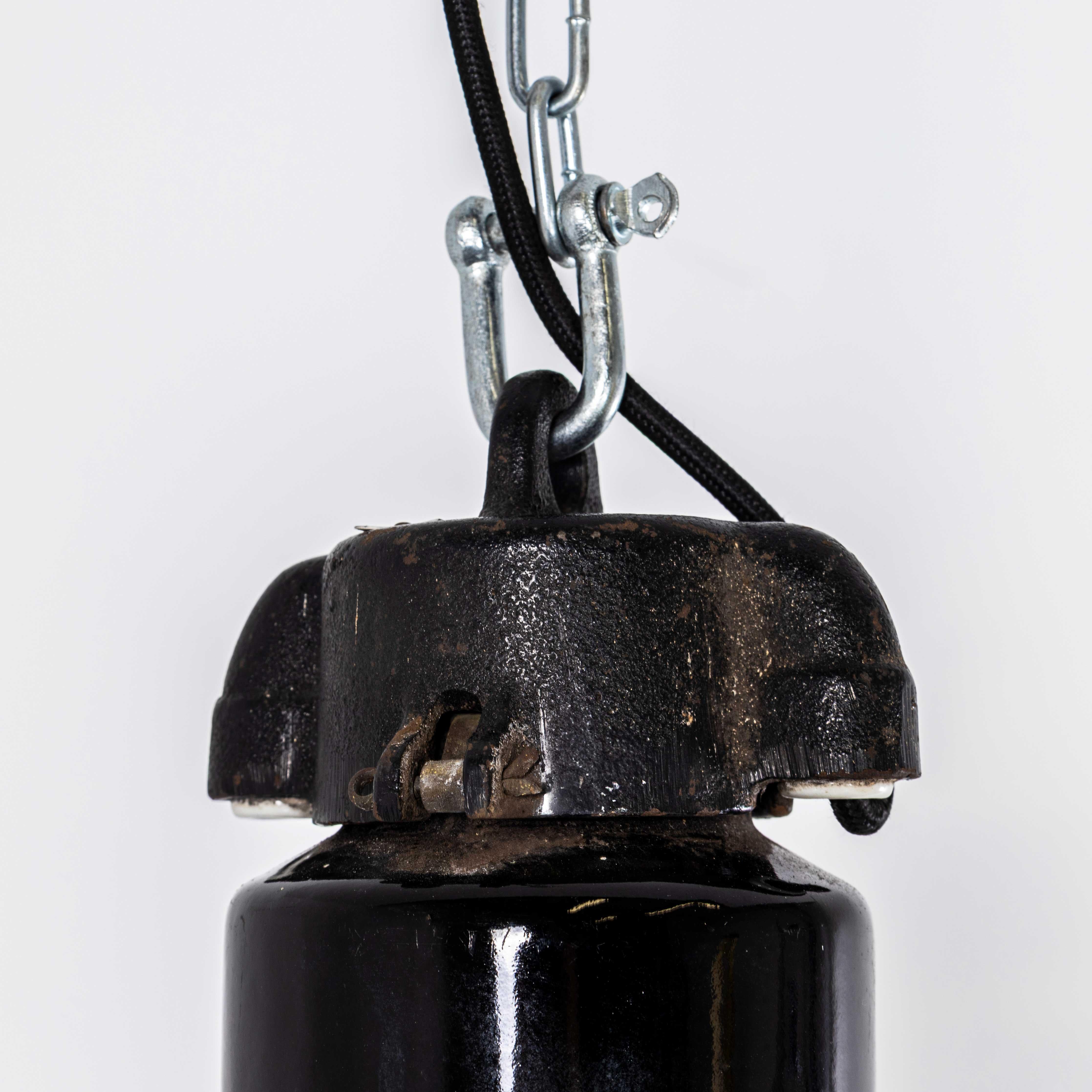 Grandi lampade a sospensione industriali da soffitto Bauhaus in smalto nero degli anni '30 in vendita 3