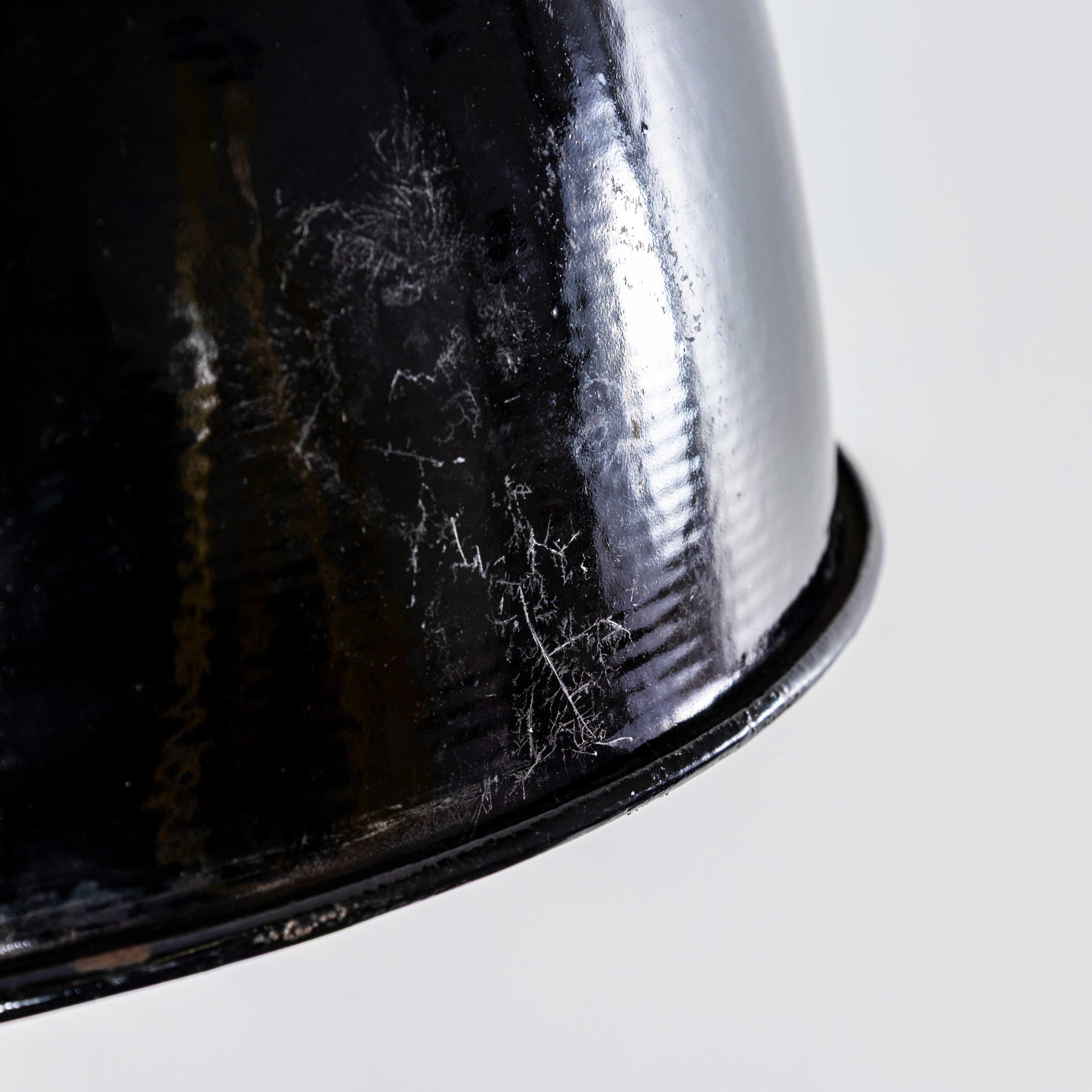 Grandi lampade a sospensione industriali da soffitto Bauhaus in smalto nero degli anni '30 in vendita 4