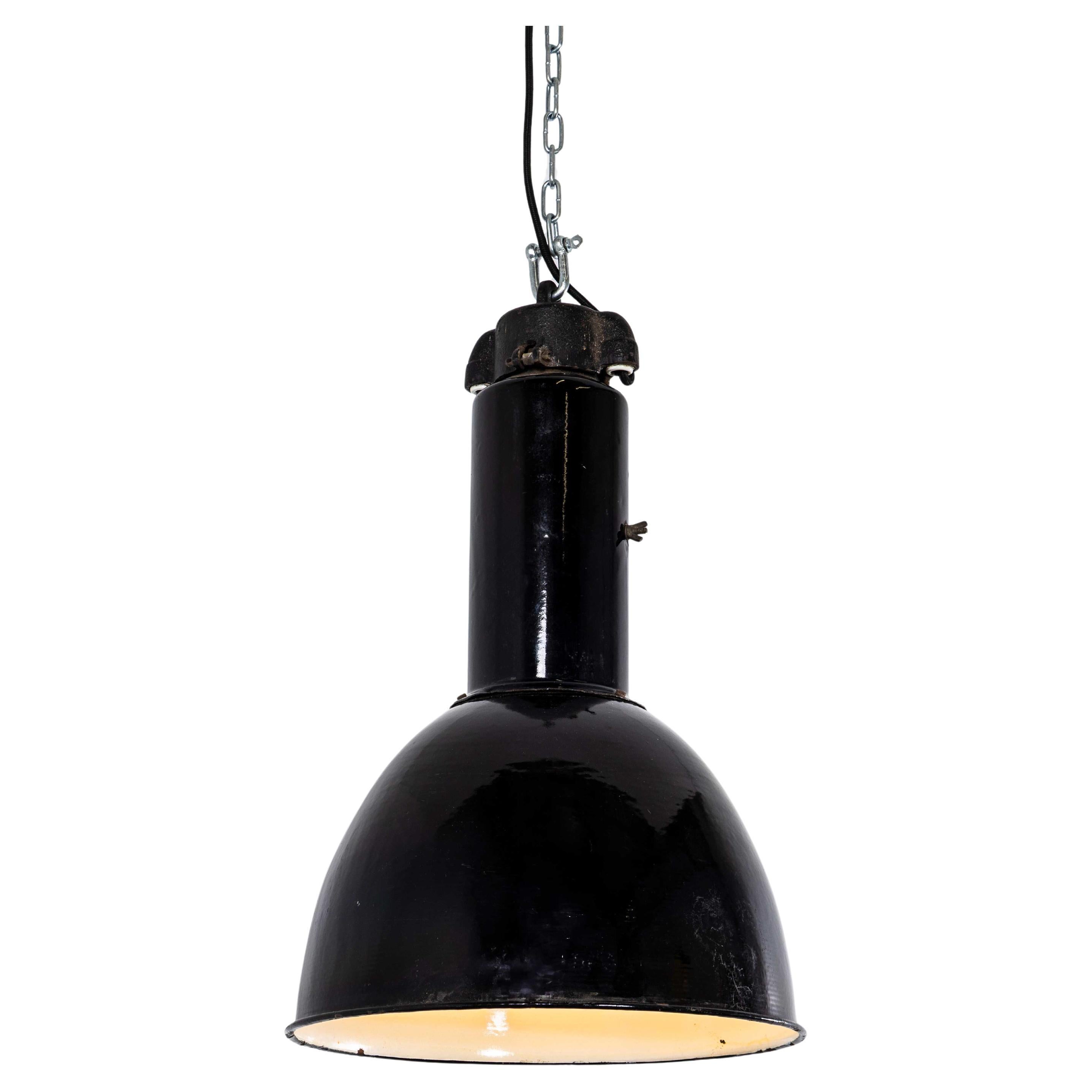Grandes lampes industrielles à suspension au plafond Bauhaus en émail noir des années 1930