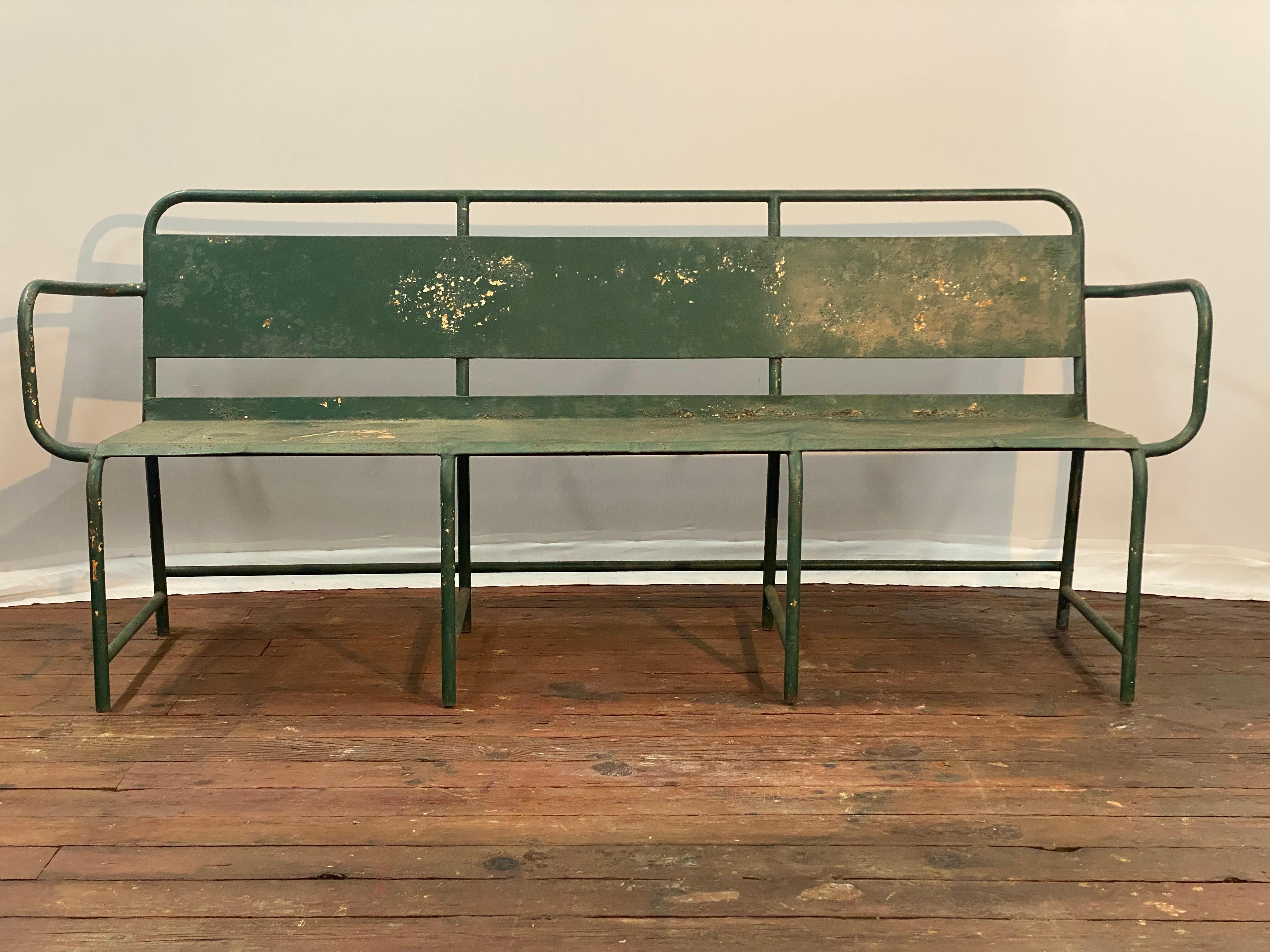 Grande panca industriale tubolare a tre o quattro posti. Circa 1930. Gambe, barelle e braccioli in tubolare. Forse si tratta di sedute per un'area pubblica come una stazione ferroviaria o un ospedale. 

Strutturalmente solido, robusto e durevole.