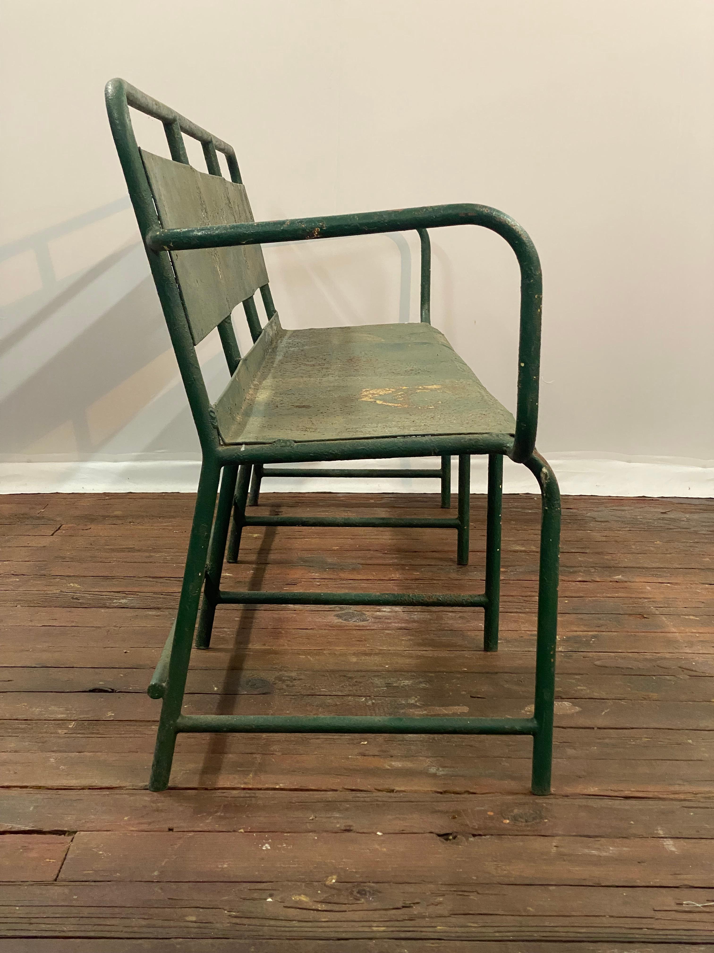 Panchina industriale in ferro tubolare di grandi dimensioni del 1930 In condizioni deteriorate in vendita a Garnerville, NY