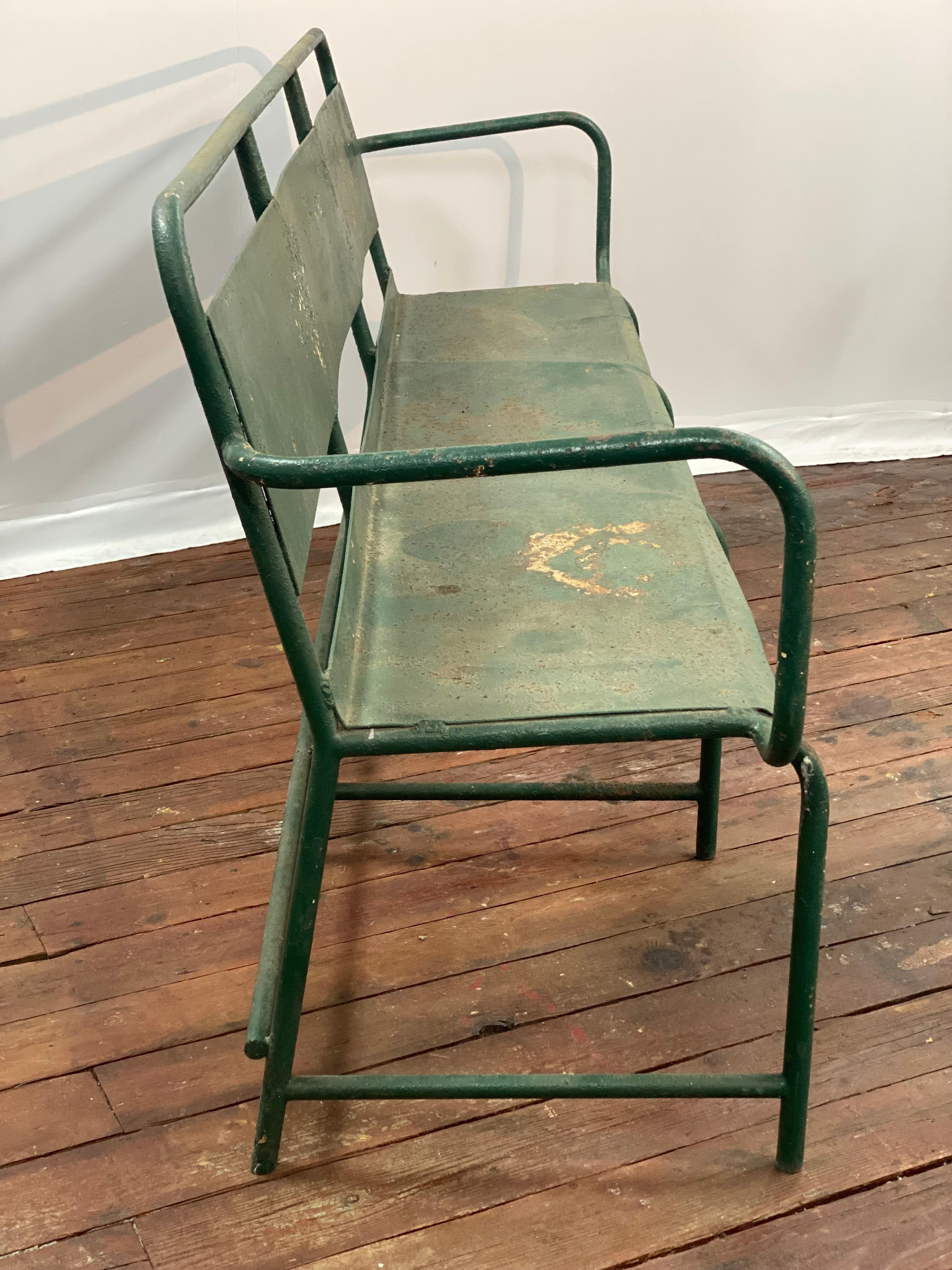 Metà XX secolo Panchina industriale in ferro tubolare di grandi dimensioni del 1930 in vendita