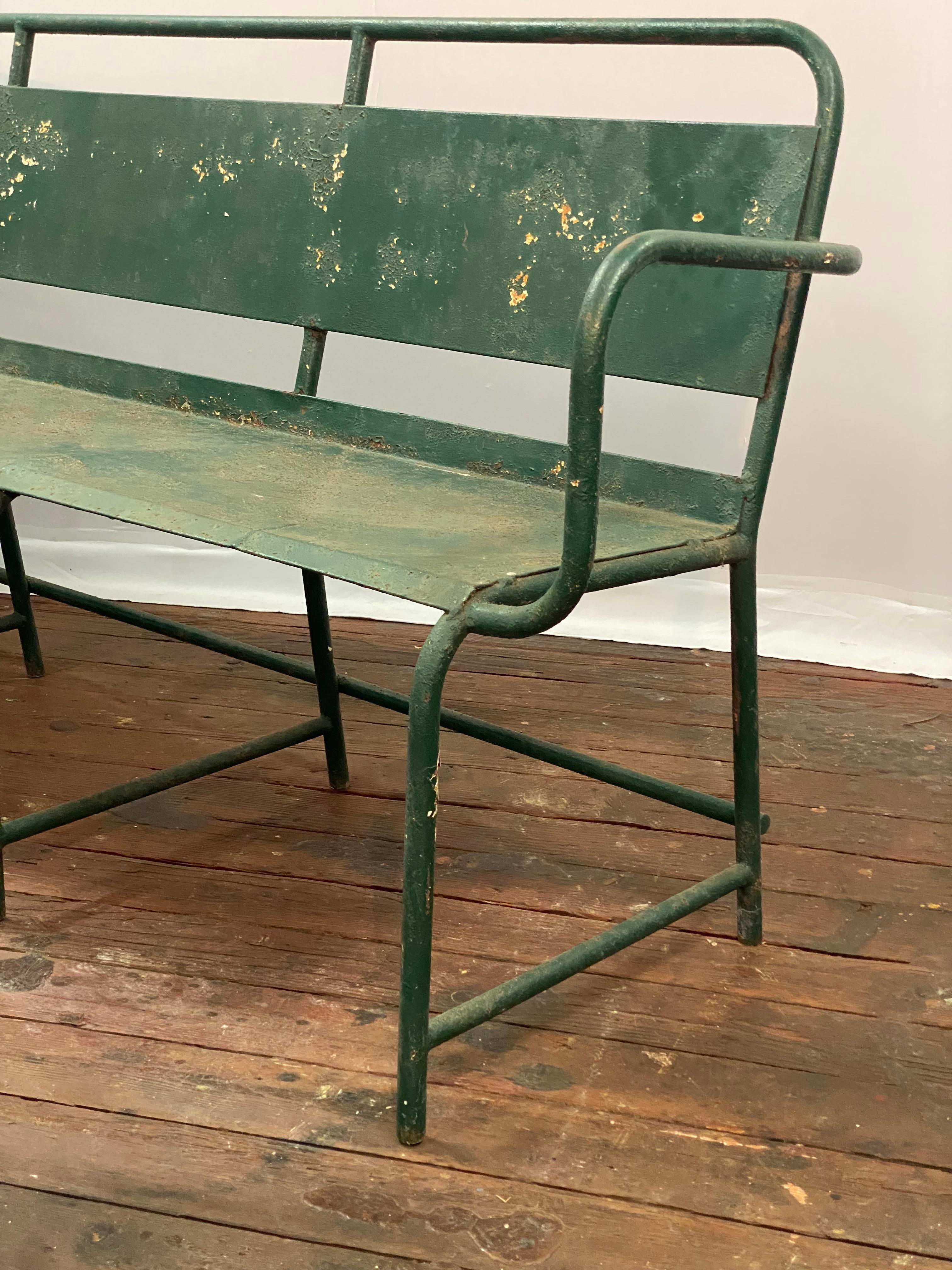 Ferro Panchina industriale in ferro tubolare di grandi dimensioni del 1930 in vendita