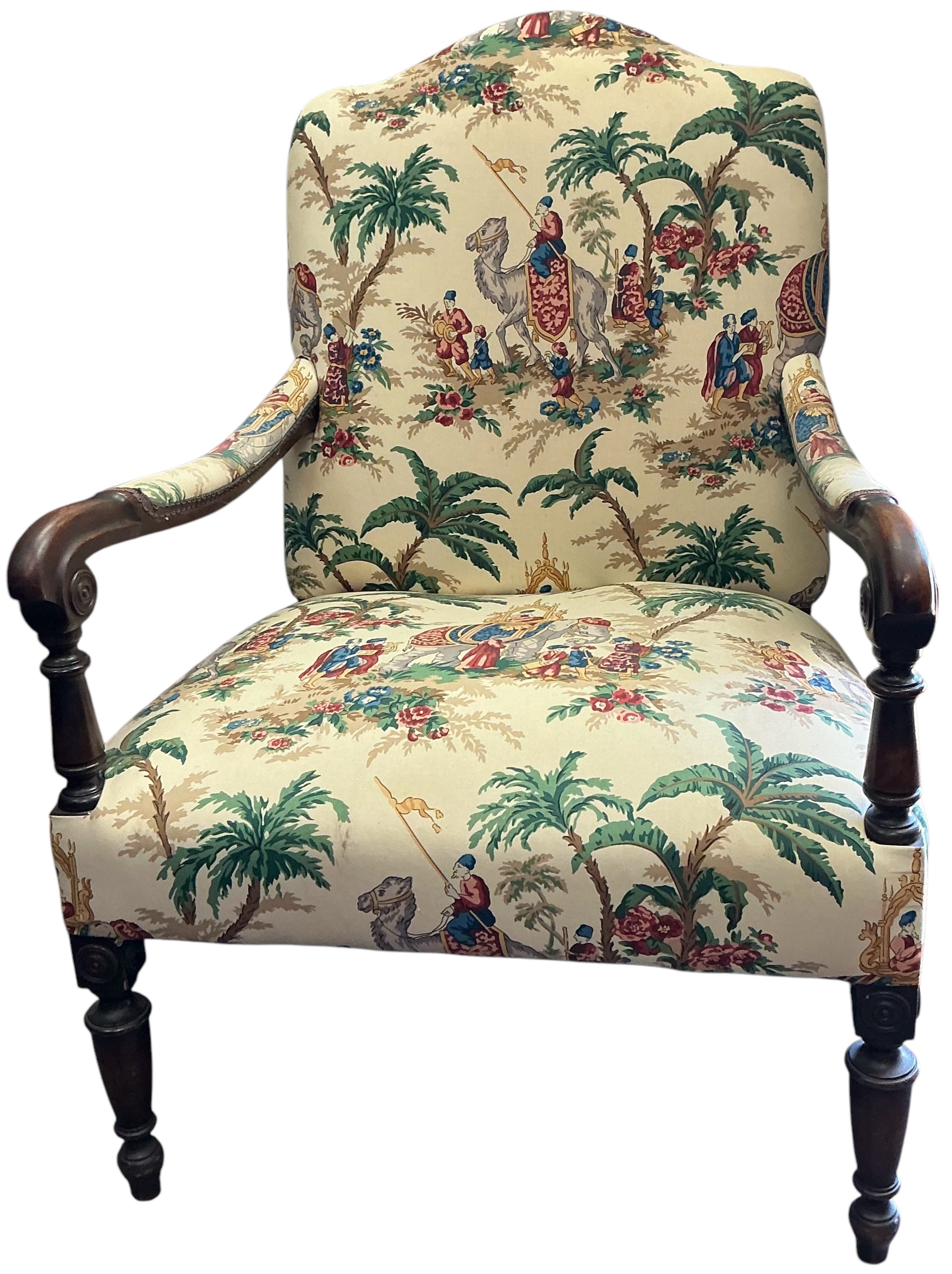 Il s'agit d'un charmant fauteuil en chêne sculpté avec une toile anglaise Coloni. Le cadre est probablement américain et date du début du 20e siècle. Le tissu présente quelques signes d'usure et de décoloration au niveau des bras. La profondeur du