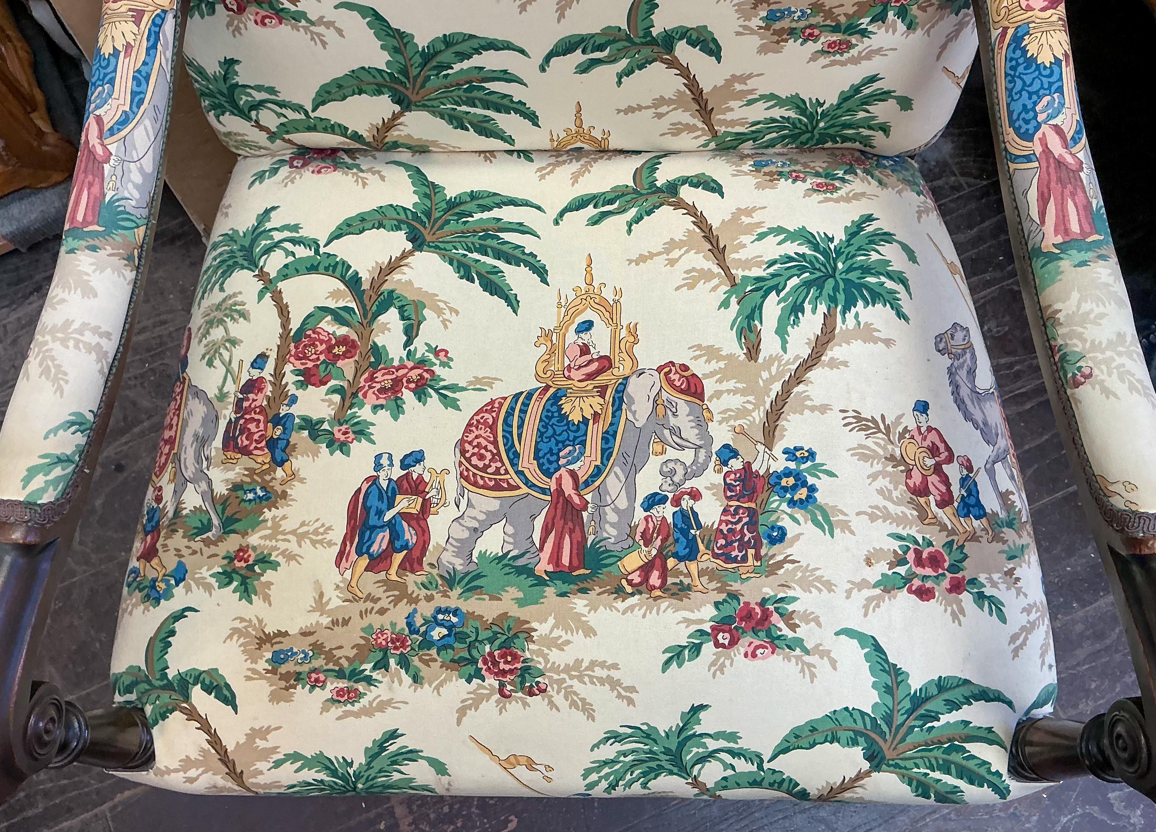 20ième siècle Fauteuil en chêne sculpté à grande échelle des années 1930 en toile de palmier chinoiseries en vente