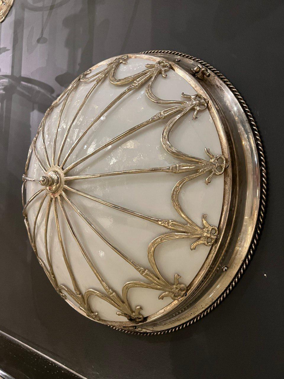 Placcato argento Grande montatura ad incasso placcata in argento del 1930 con vetro opalino in vendita