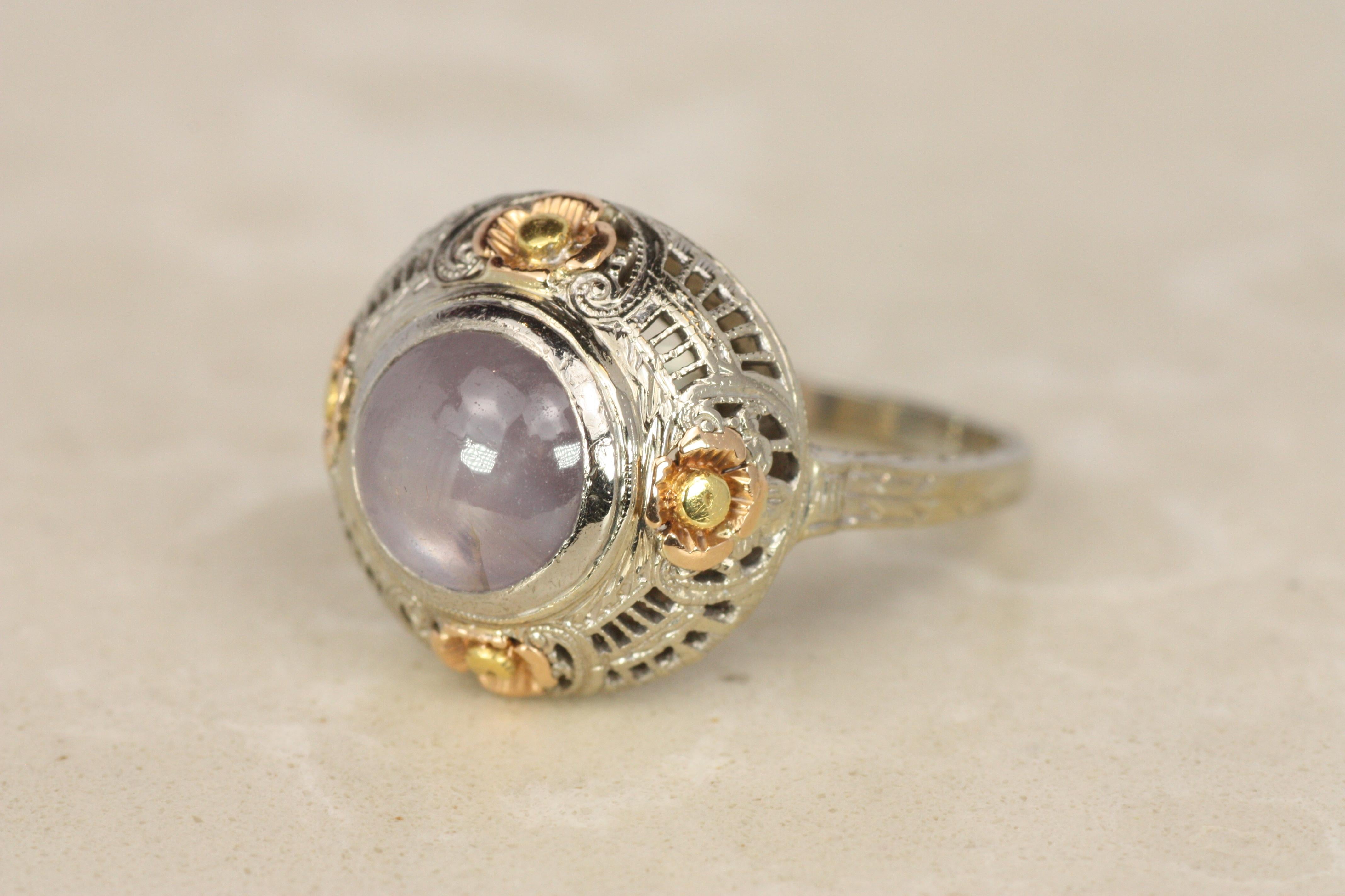 1930er Lavendel Stern Saphir Dreifarben Gold Cocktail Ring in 14K Dreifarben Gold (Rundschliff) im Angebot