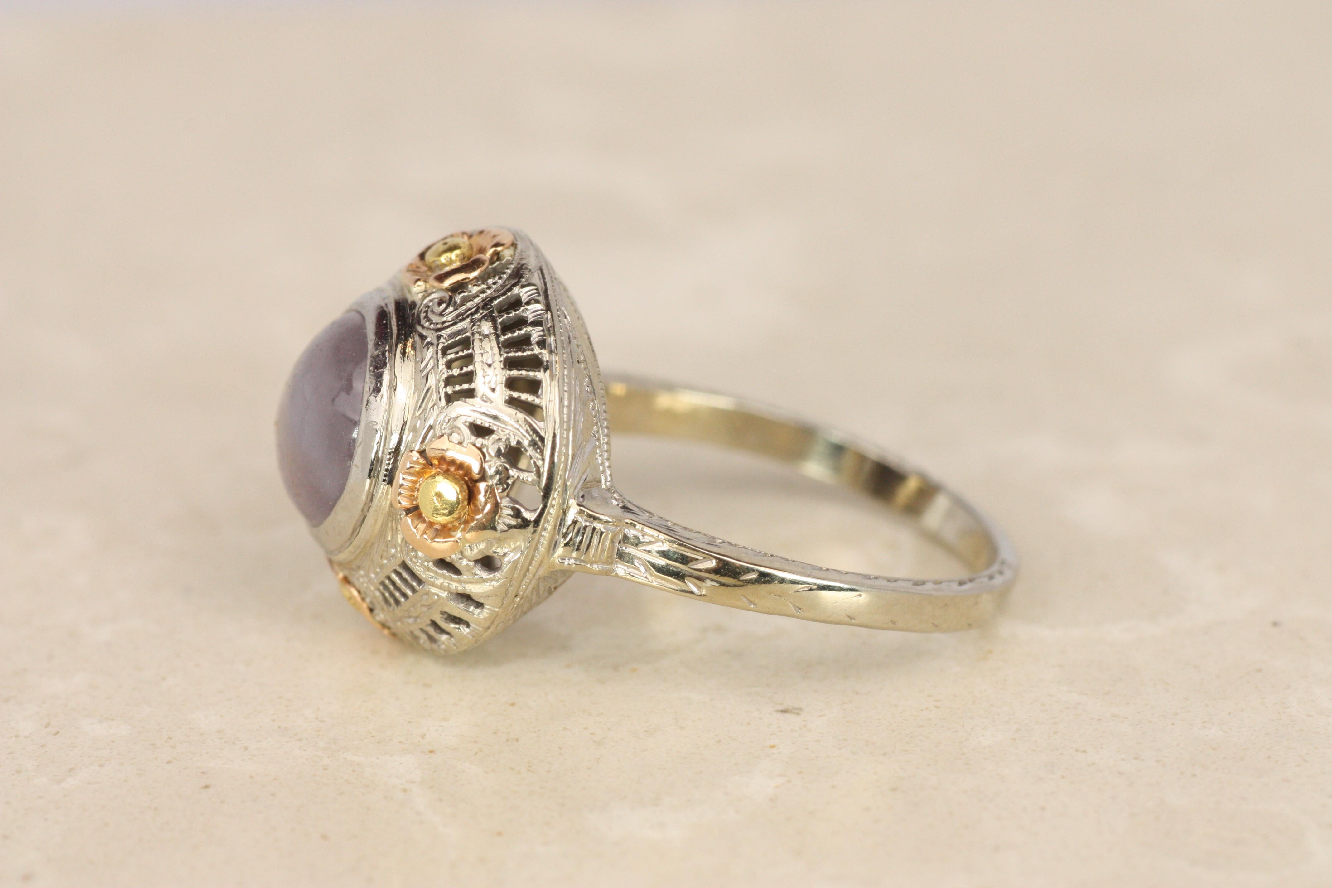 1930er Lavendel Stern Saphir Dreifarben Gold Cocktail Ring in 14K Dreifarben Gold im Zustand „Gut“ im Angebot in Santa Monica, CA