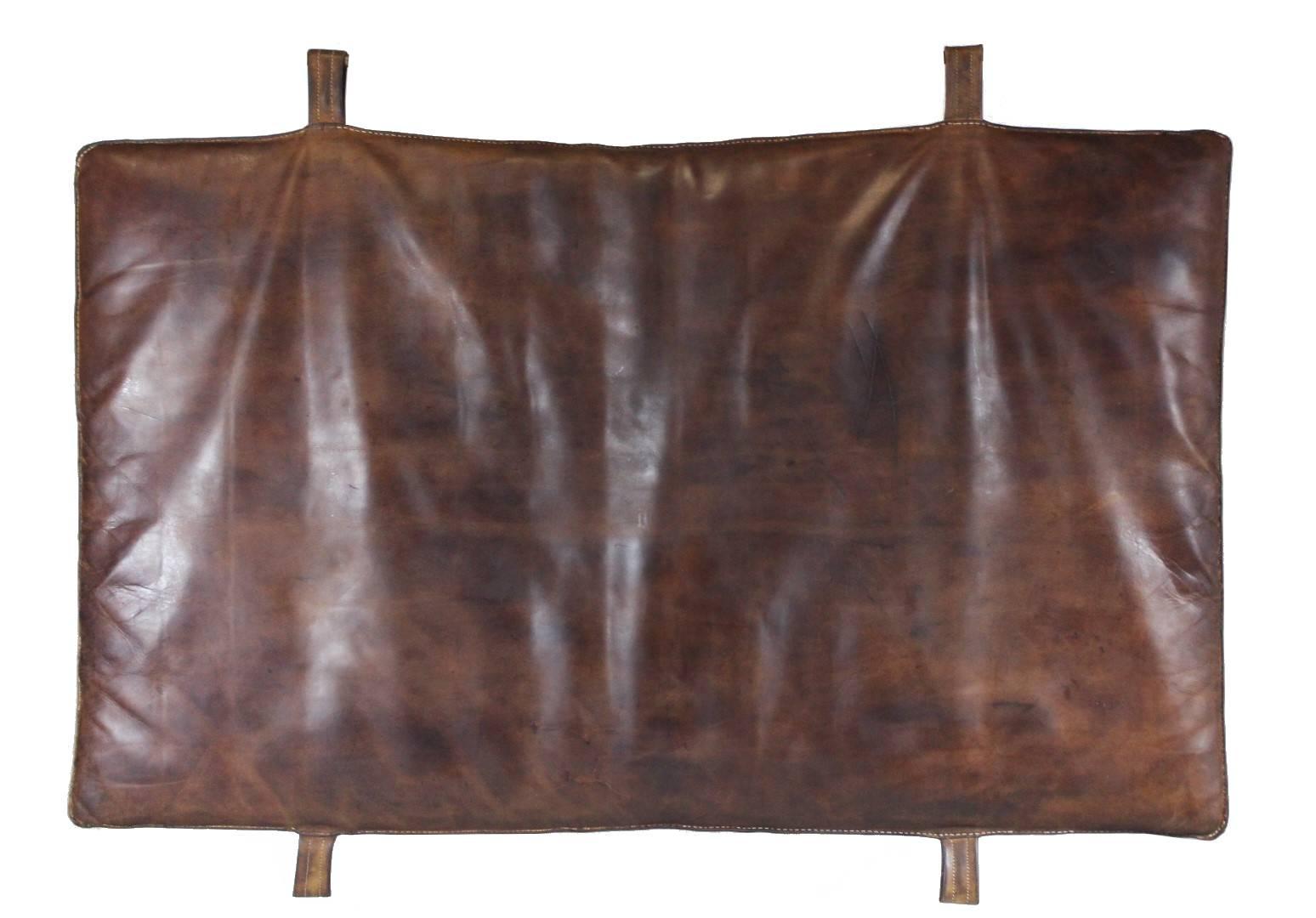 Leather gym mat from the 1930s, manufactured by Adam. It is in very good original condition.