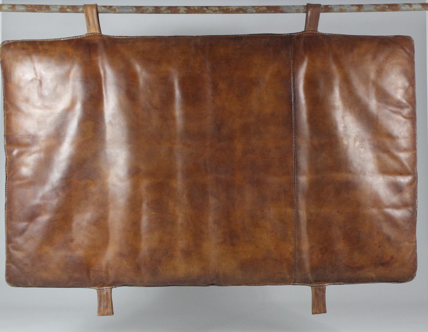 Leather gym mat from the 1930s. The mat is made from a thick leather, nice patina. Very good original condition.