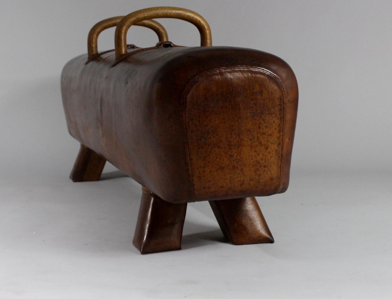 Leather gym pommel horse with handles from the 1930s. Very good condition, nice patina.