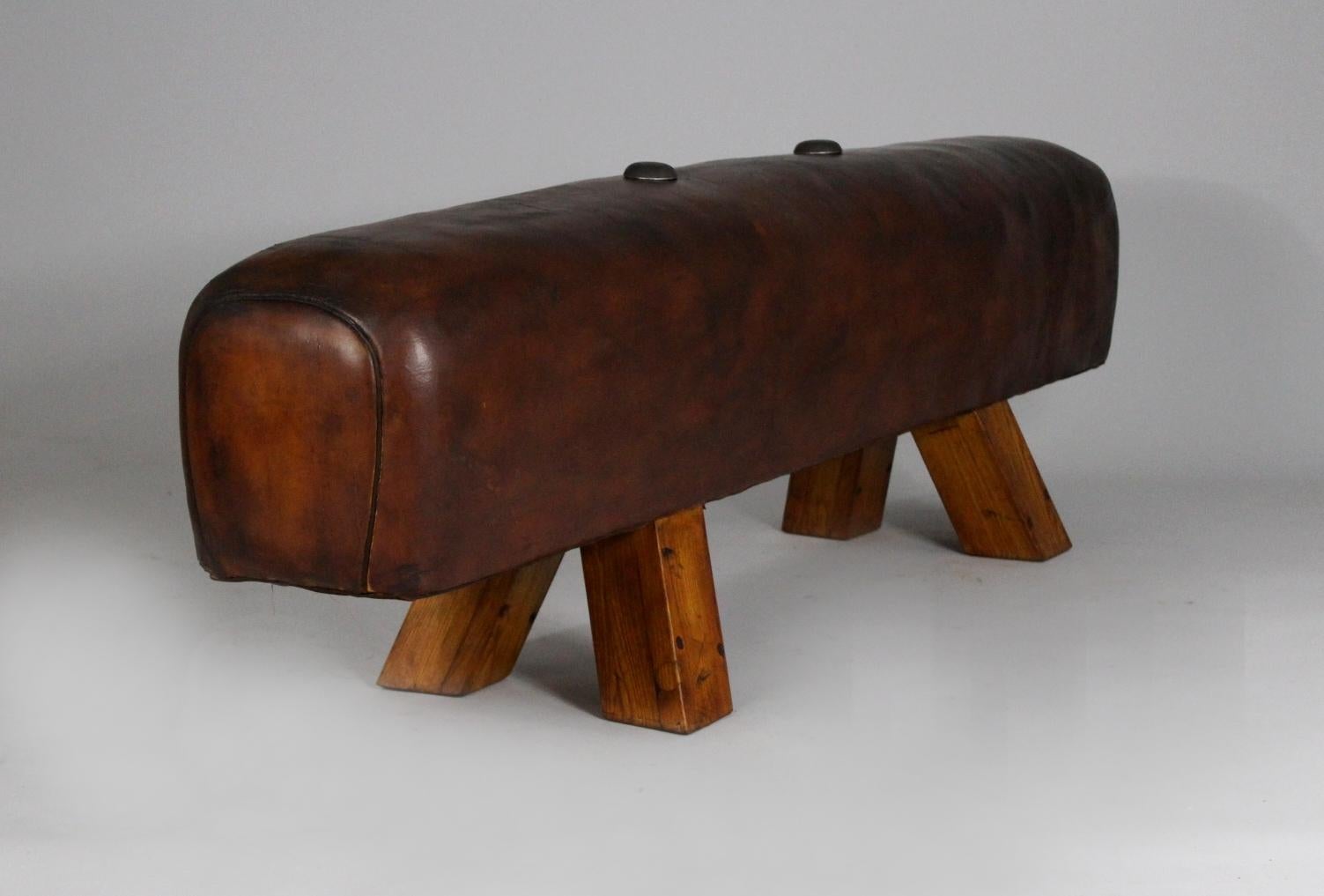 Leather gym pommel horse from the 1930s. Very good condition, nice patina.