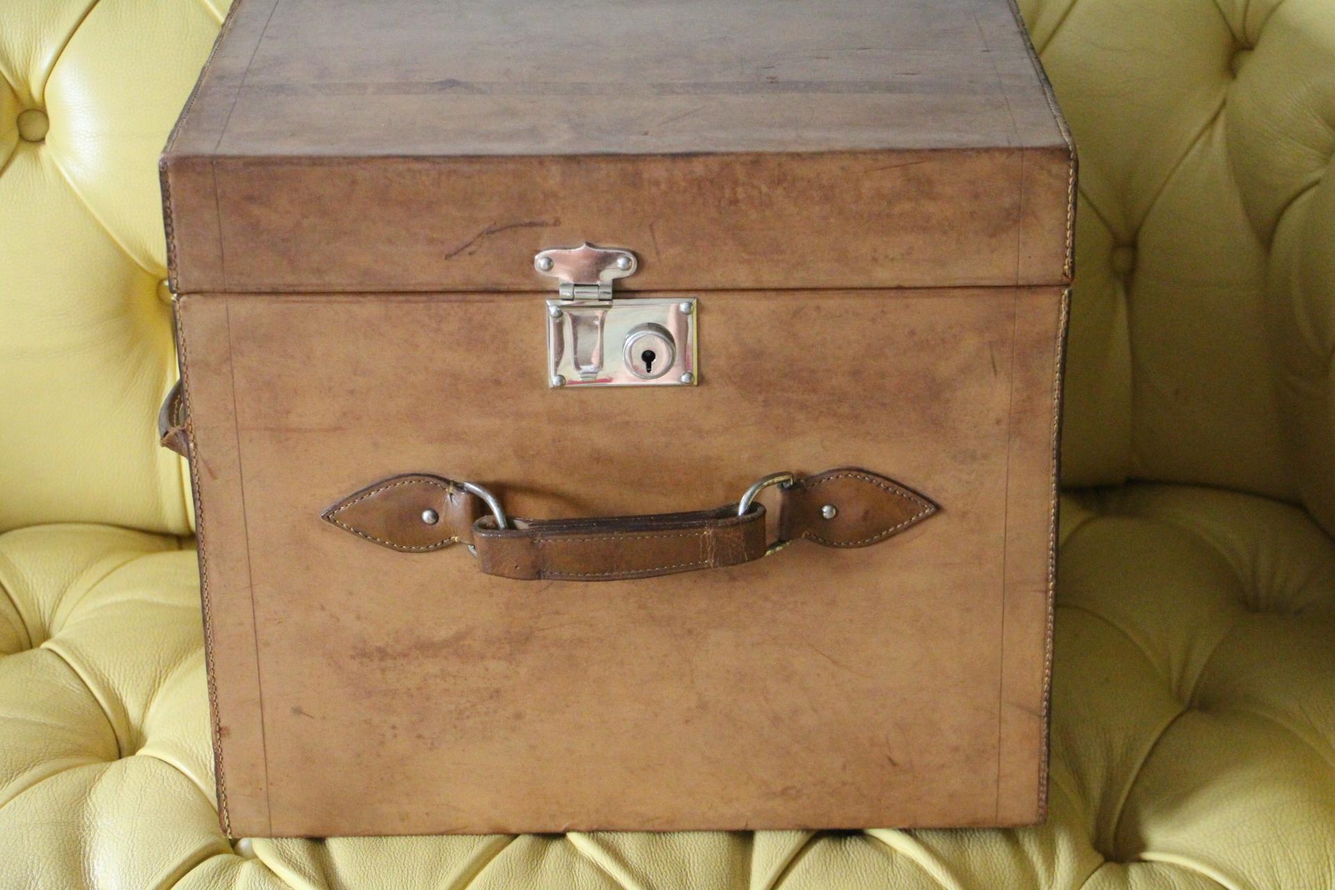 This beautiful hat trunk features a very light color of natural leather. It is gently and warmly patinated. It is a very good quality piece, as well concerning its leather as the quality of its stitching.
This piece of luggage has got 2 large