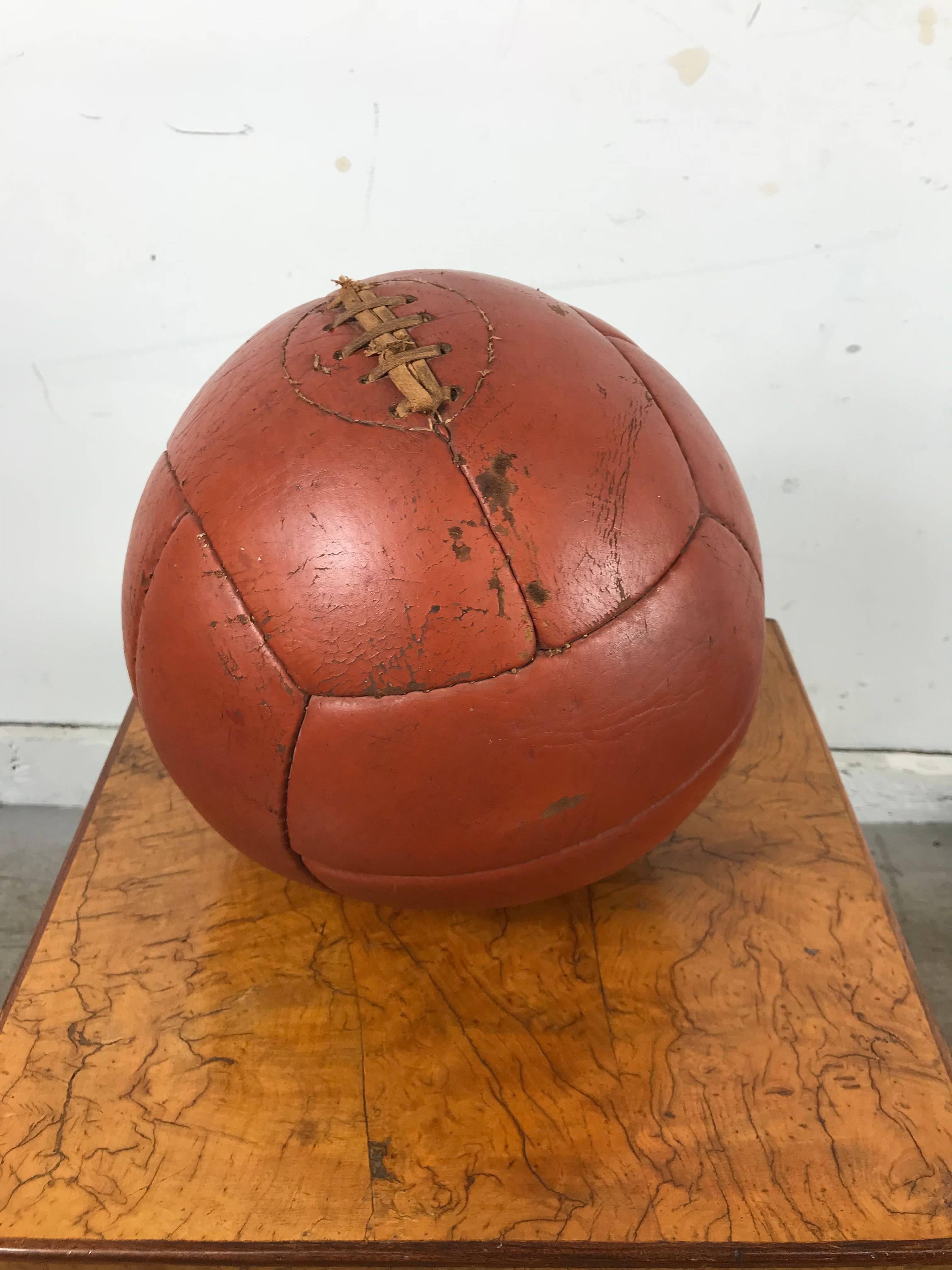 Ballon de médecine en cuir des années 1930, belle couleur et patine.