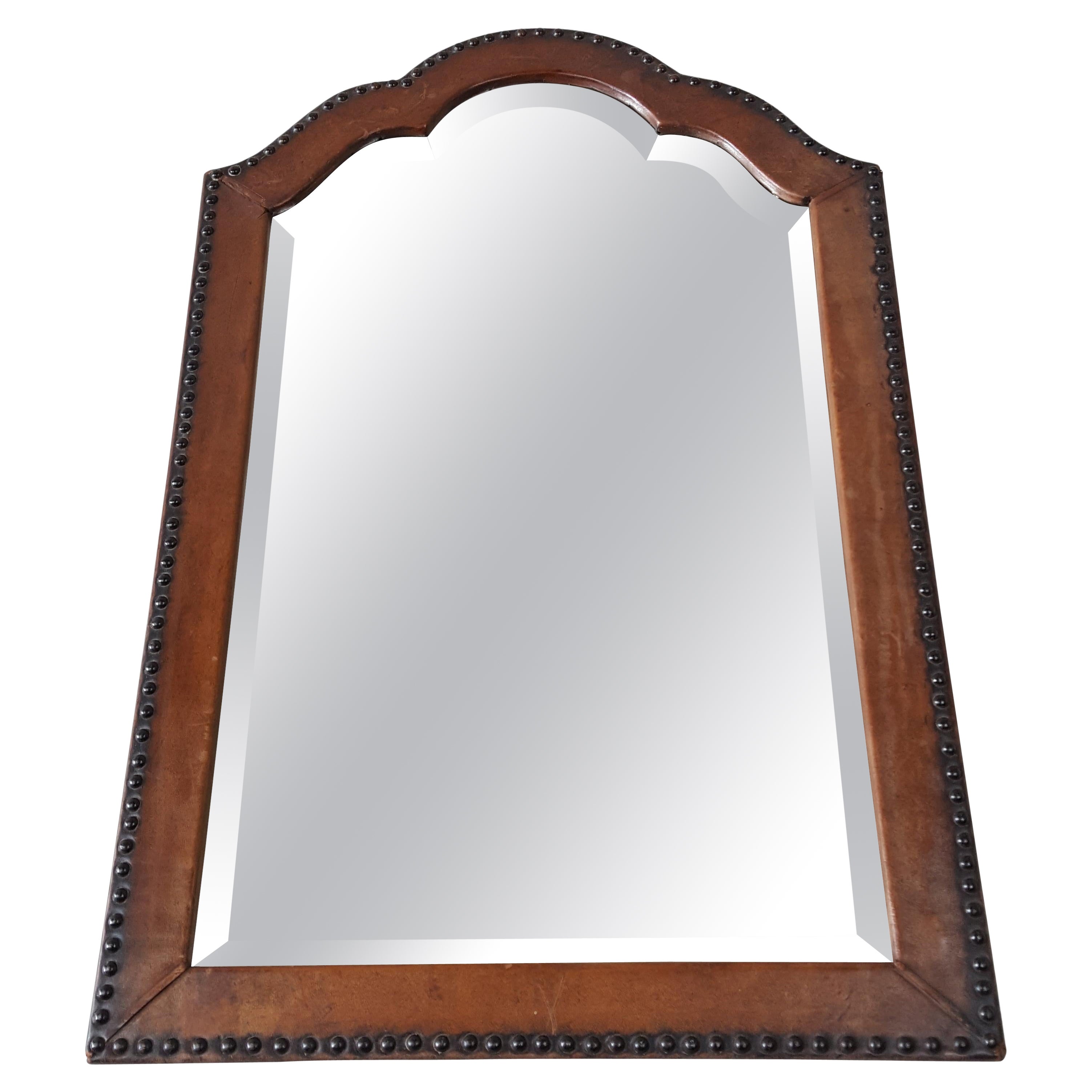 Miroir arqué avec cadre clouté de cuir des années 1930