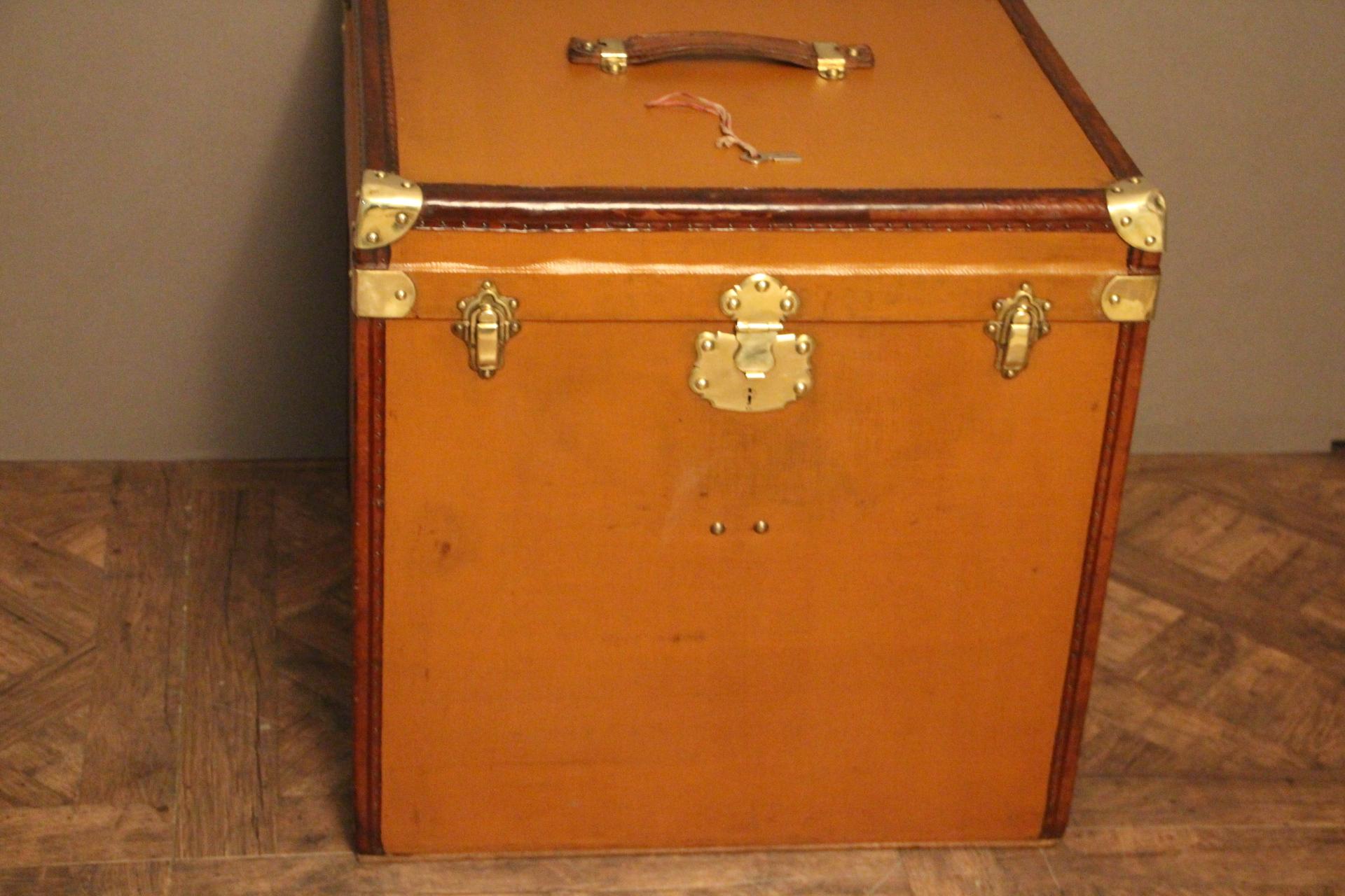 This large hat box features light brown canvas, leather trim and solid brass clasps and corners as well as a leather handle on the top. Beautiful and warm patina.
1 key.
Original beige lining inside. 4 removable hat stands are screwed in each