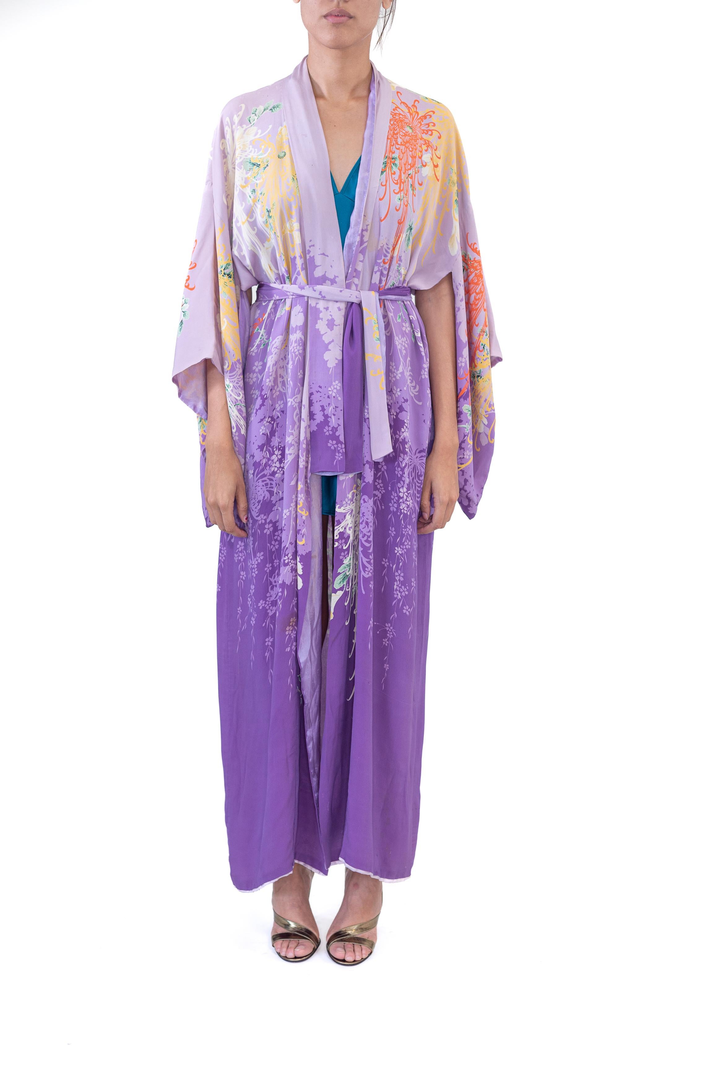 Dieser Kimono ist ebenso selten wie atemberaubend schön. Also mussten wir es haben. Normalerweise führen wir bei Morphew nur Stücke in tadellosem Zustand. Doch die Schönheit dieses Drucks lässt uns über die Alterserscheinungen und Flecken auf diesem