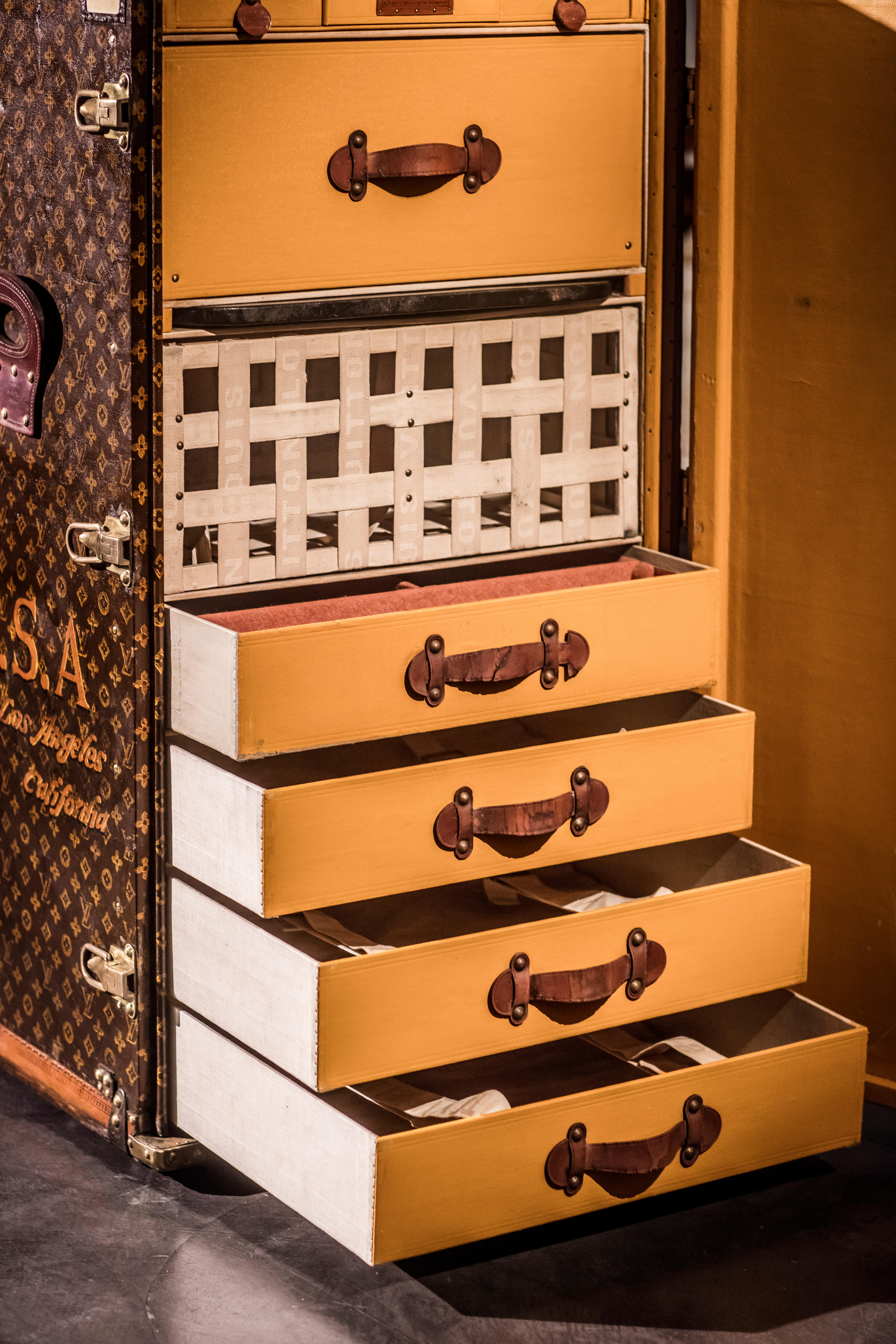 Eine seltene Louis Vuitton Kommode/Schreibtisch Stamm, der vollständig mit Unterschrift monogrammiert Leinwand von Louis Vuitton ca. 1930er Jahren abgedeckt ist. Die äußere Leinwand hat gelebt und trägt Flecken, Kratzer und Farbverluste vor allem