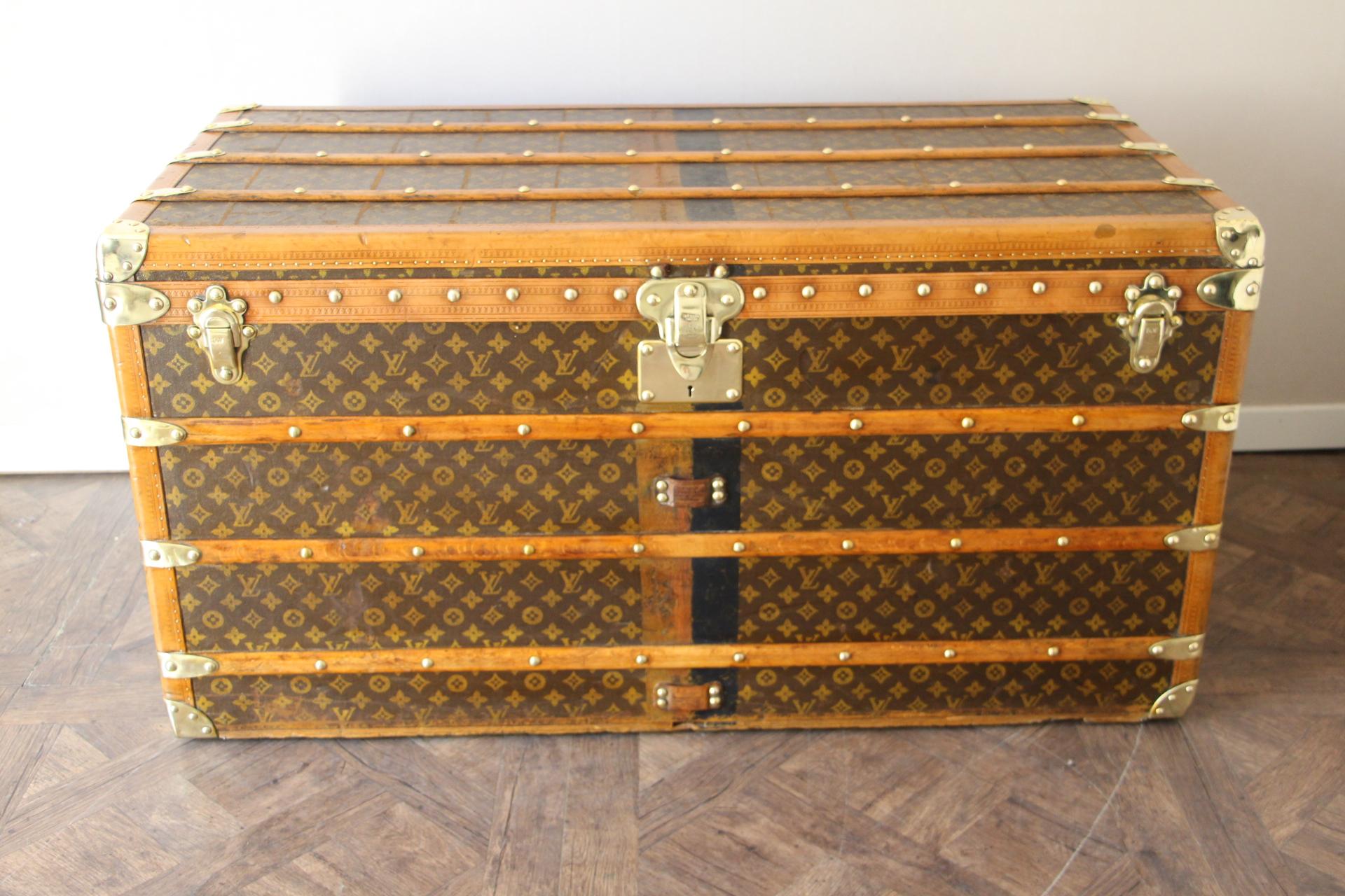 Beautiful Louis Vuitton steamer trunk featuring stenciled canvas, all honey color lozine trim, solid brass Louis Vuitton stamped clasps and lock, solid brass corners and large leather side handles. Measure: 110 cm
Customizes painted stripes. Very