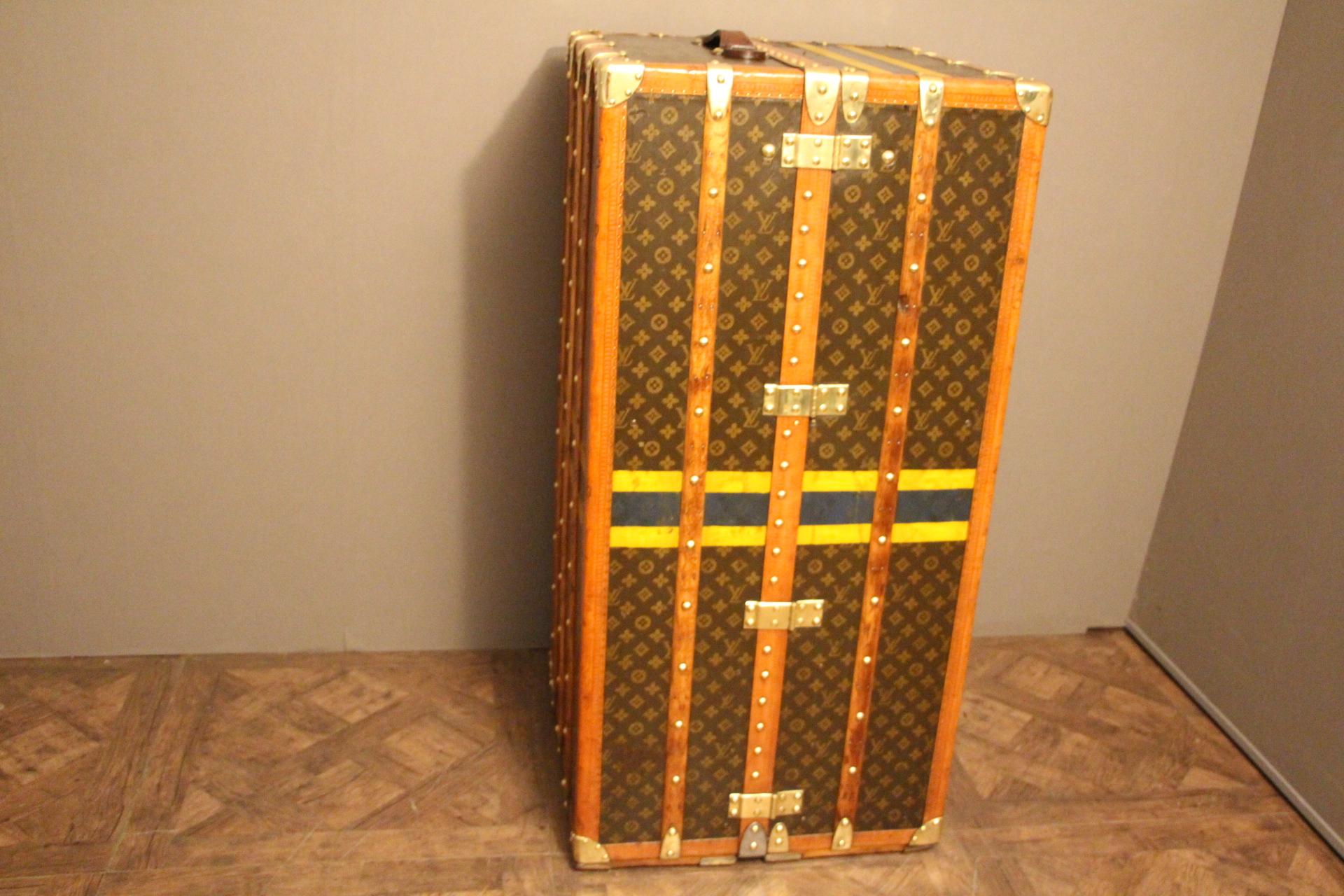 1930s Louis Vuitton Wardrobe Trunk in Monogram, Double Hanging Section In Good Condition In Saint-Ouen, FR