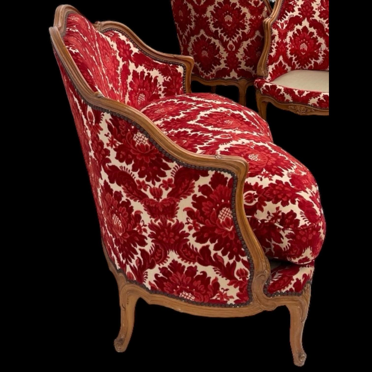 1930s Louis XV Style French Carved Settee In Cut Red Velvet W/ Down Cushion  For Sale 2