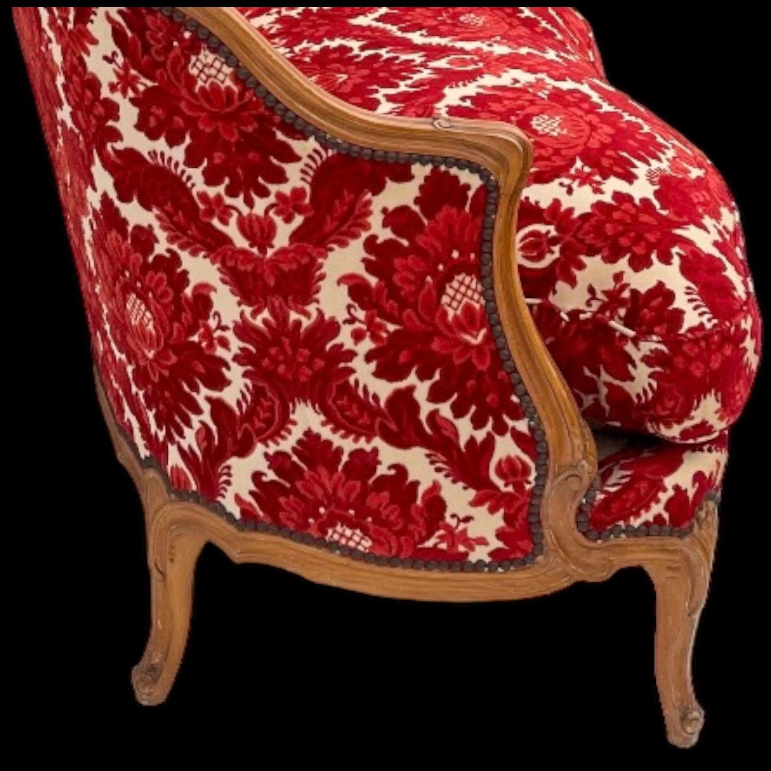 1930s Louis XV Style French Carved Settee In Cut Red Velvet W/ Down Cushion  For Sale 3