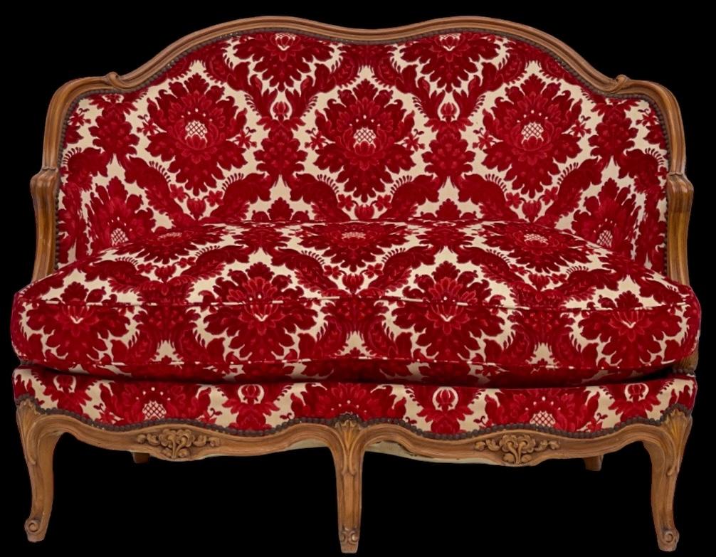 1930er Jahre Louis XV Stil Französisch geschnitzt Settee In Cut Red Velvet W / Down-Kissen  im Angebot 2