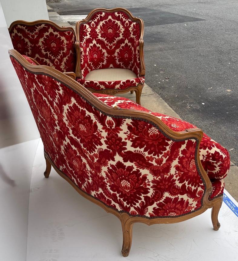 1930s Louis XV Style French Carved Settee In Cut Red Velvet W/ Down Cushion  For Sale 5