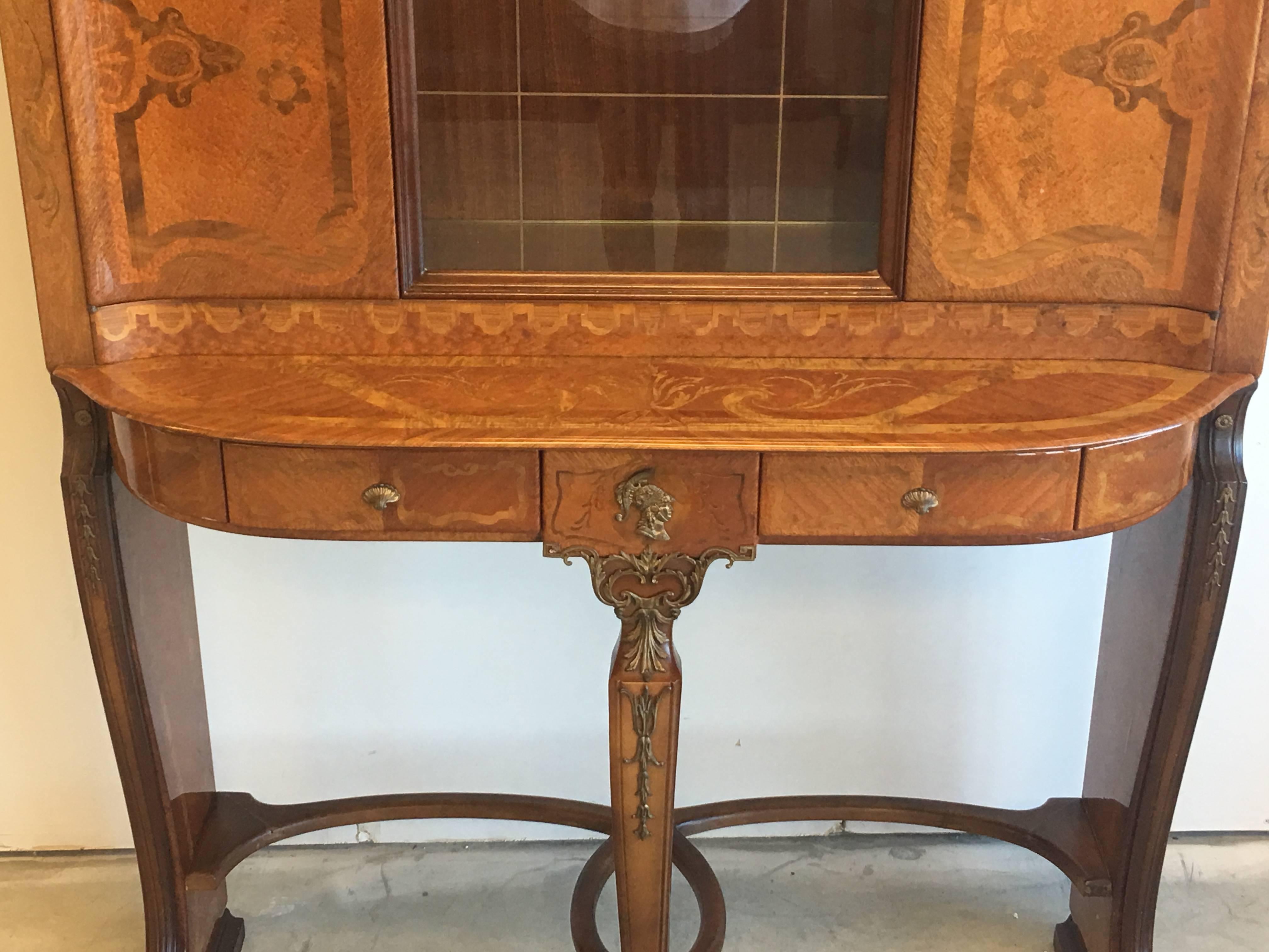 1930s French Louis XV Style Inlaid and Lacquered Curio Cabinet In Good Condition For Sale In Richmond, VA