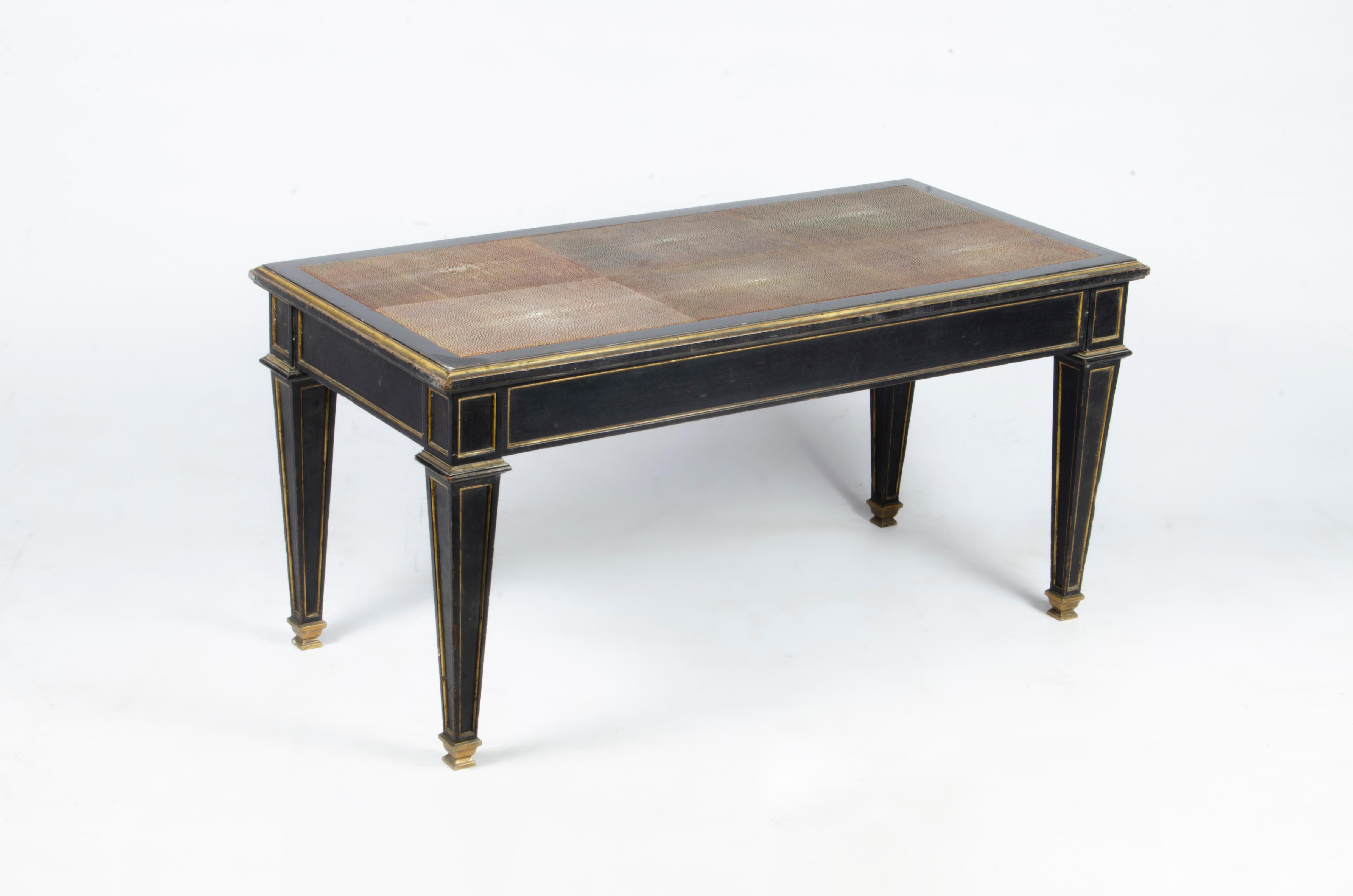 Table basse en bois laqué de style Louis XVI des années 1930 avec plateau recouvert de peau d'animal et accents en bronze doré par Chanaux & Pelletier, France

Par : Chanaux & Pelletier
MATERIAL : bois, bronze, cuivre, étain, métal, peinture, peau