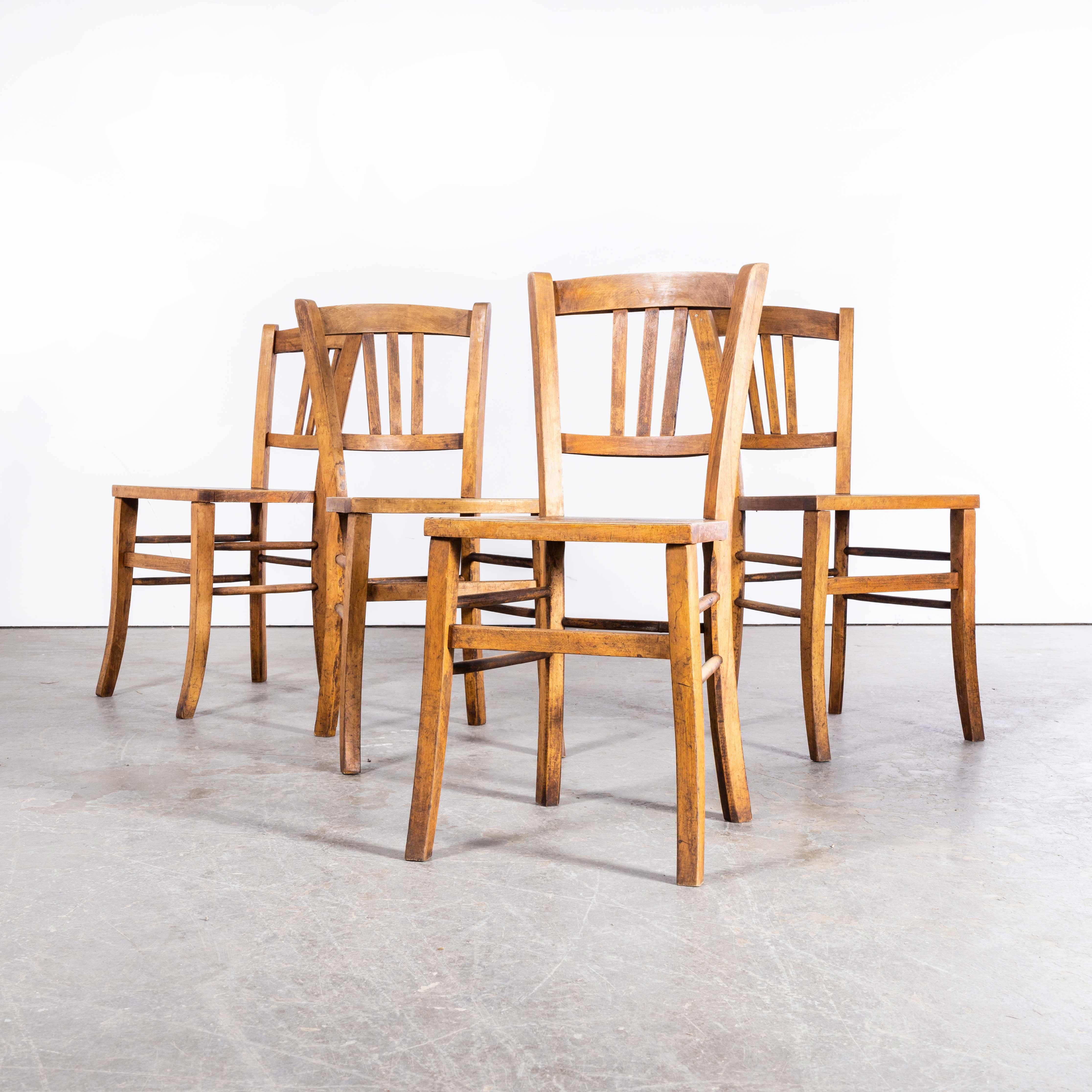 Chaise de salle à manger en bois courbé à assise gaufrée Luterma des années 1930 - ensemble de quatre. Le procédé de cintrage du hêtre à la vapeur pour créer des chaises élégantes a été découvert et développé par Thonet, mais lorsque ses brevets ont