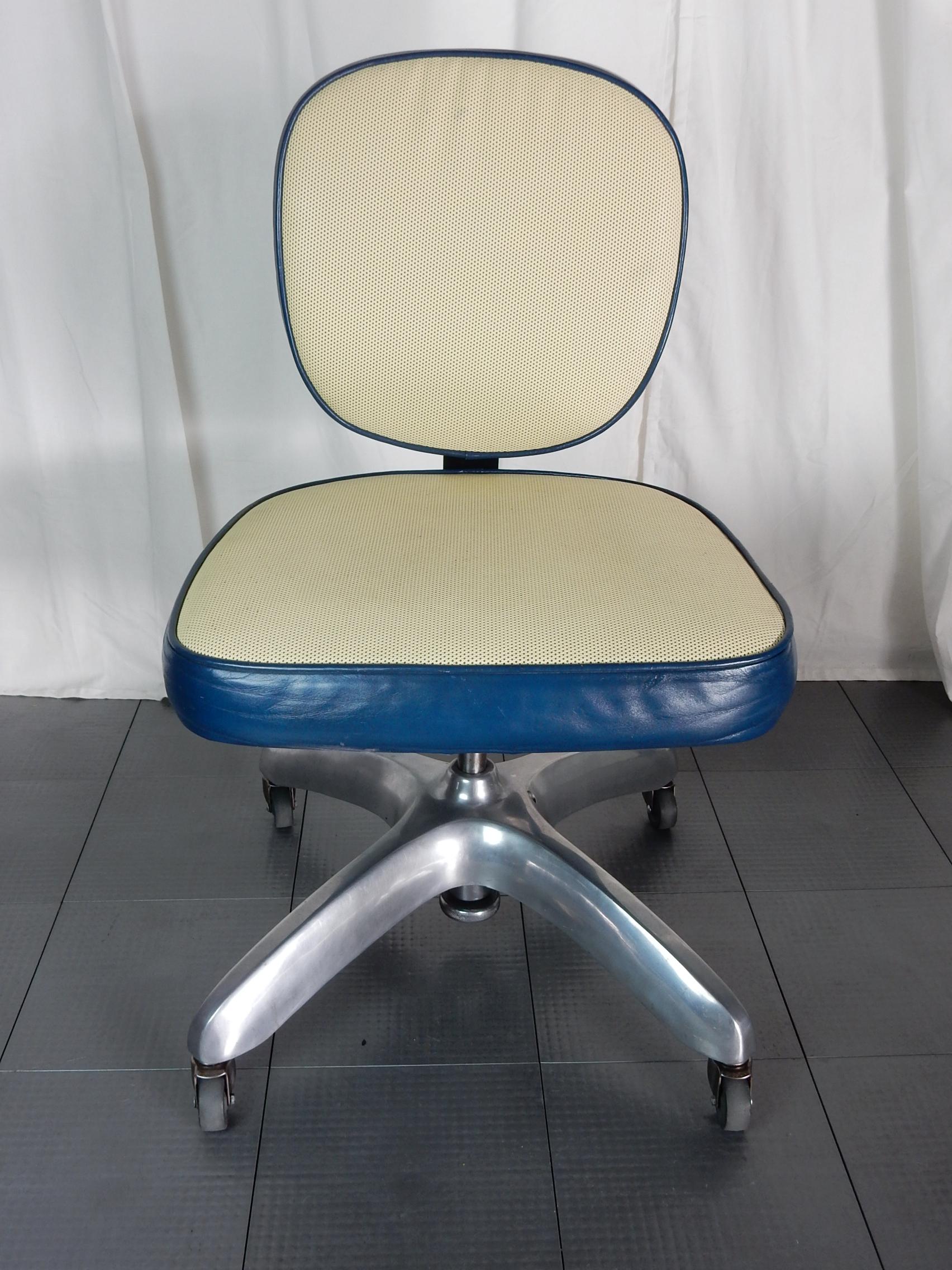 A rare model of executive office chair by Cramer, circa 1930s.
Swivels on a streamline rolling propeller base of polished aluminum.
Polished aluminum seat back.
Seat adjusts up, down (raises to 22 inch and lowers to 17 inch) forward and backward