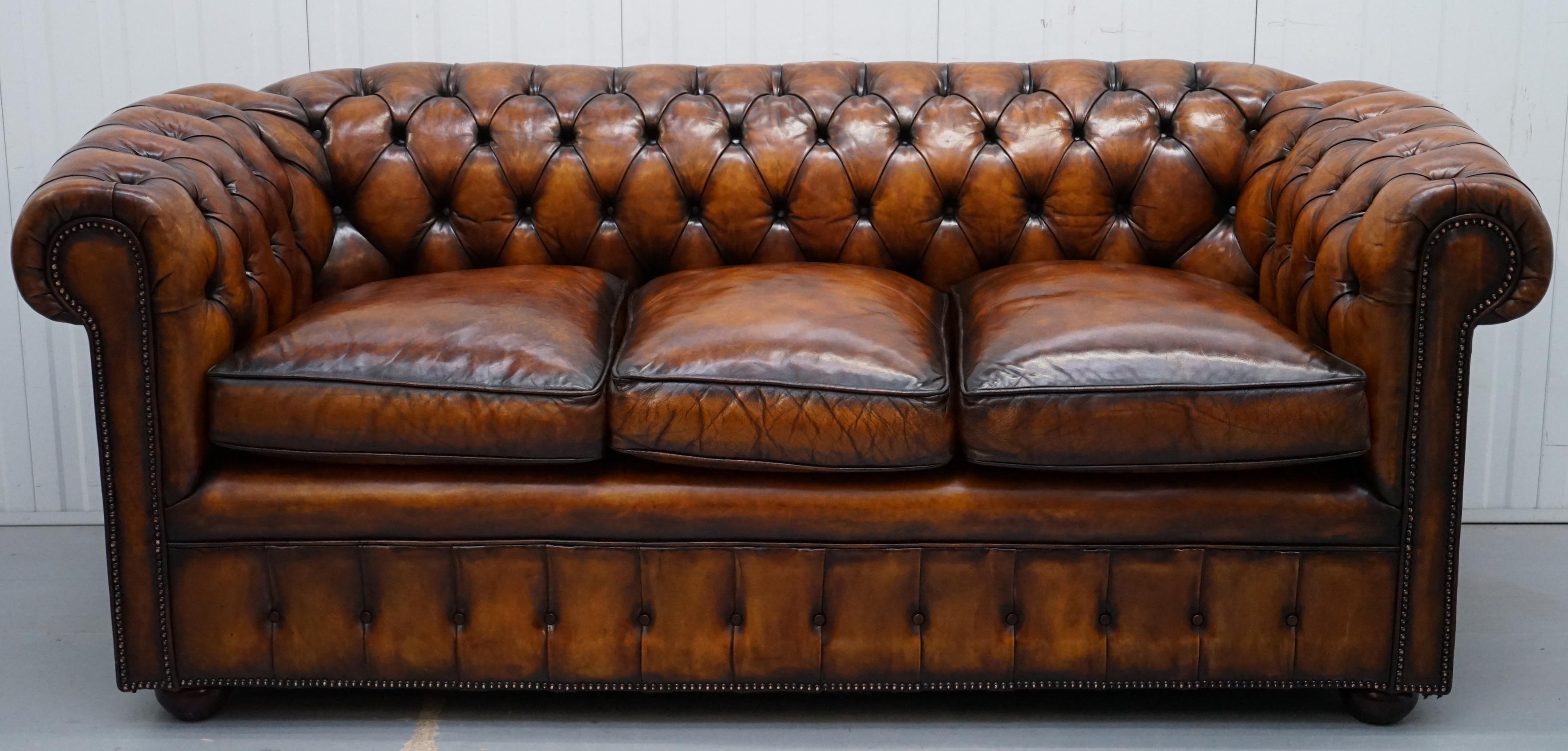 Wir freuen uns, dieses außergewöhnlich seltene originale Chesterfield-Club-Sofa aus den 1930er Jahren in Whisky-braunem Leder in frisch restauriertem Zustand mit federgefüllten Kissen zur Versteigerung anbieten zu können 

Ich habe noch ein