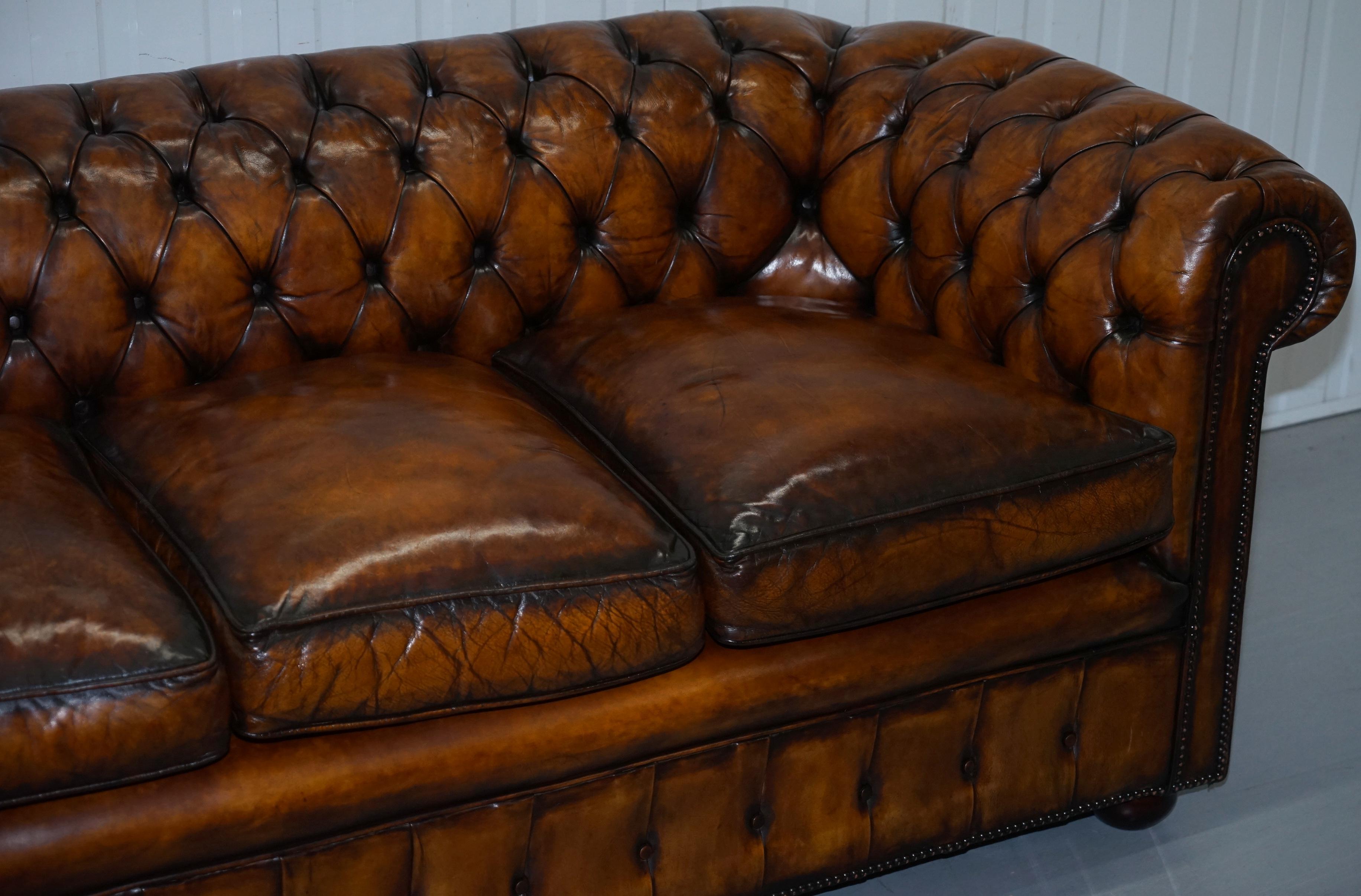 1930er Jahre Hergestellt in England handgefärbt restauriert Whisky Brown 3 Sitz Chesterfield Club (Englisch) im Angebot