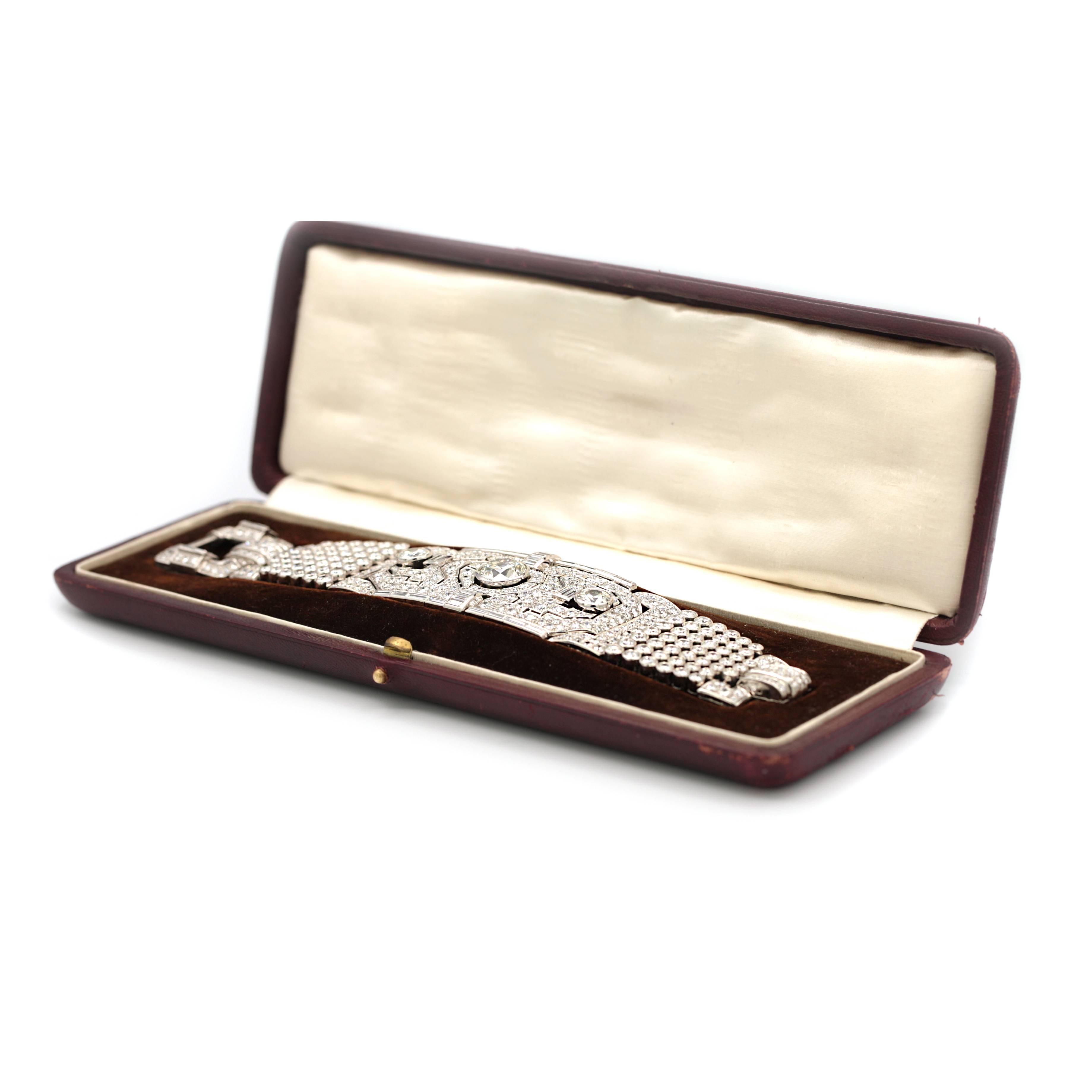 1930s Magnificent 60 Carat Platinum Diamond Bracelet For Sale 3