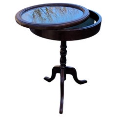 Mesa vitrina con pedestal de caoba forrada de fieltro y tapa elevable de los años 30