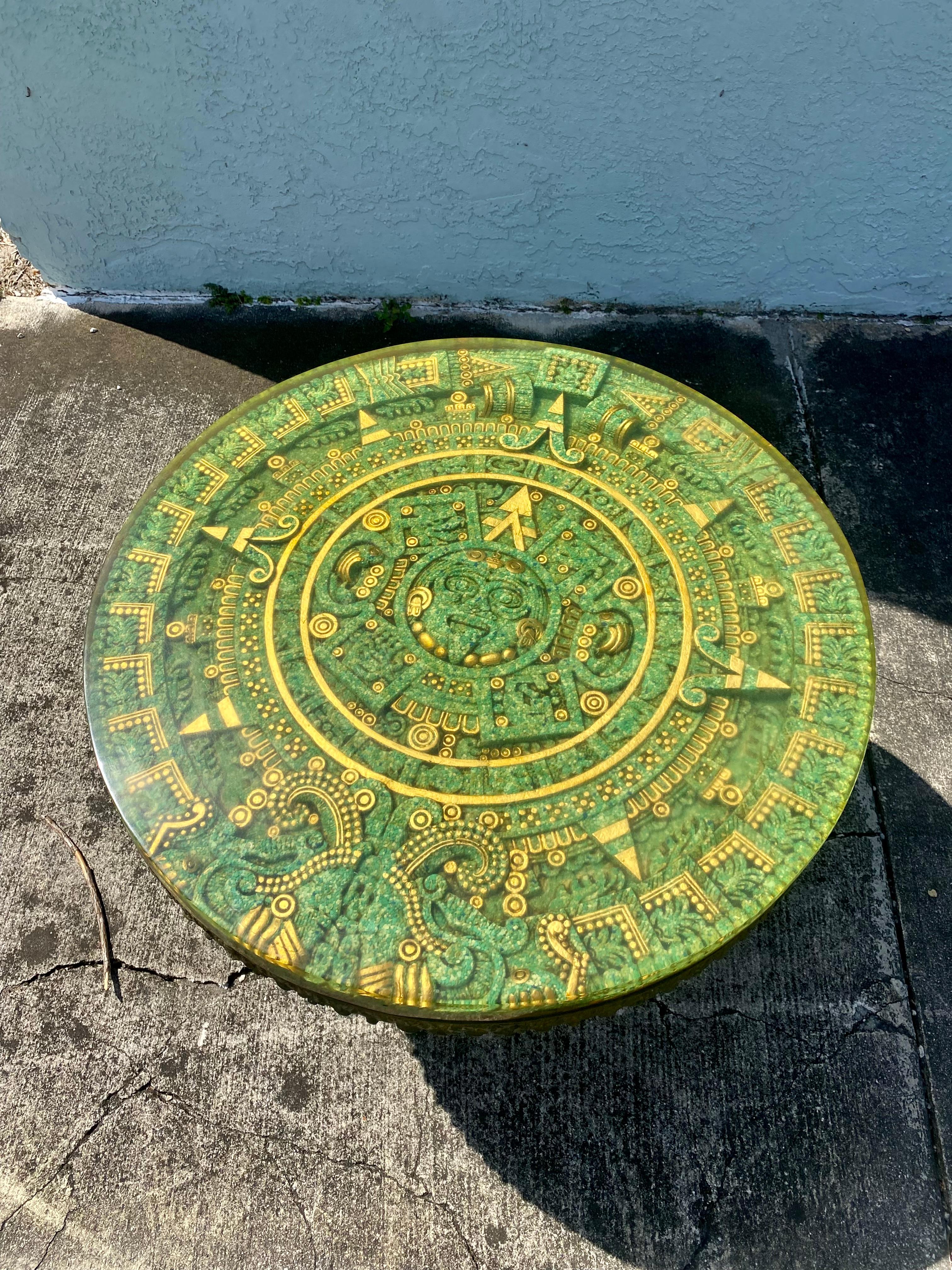 Table circulaire aztèque brutaliste en bronze, bois et résine avec incrustation sculptée  en vente 4