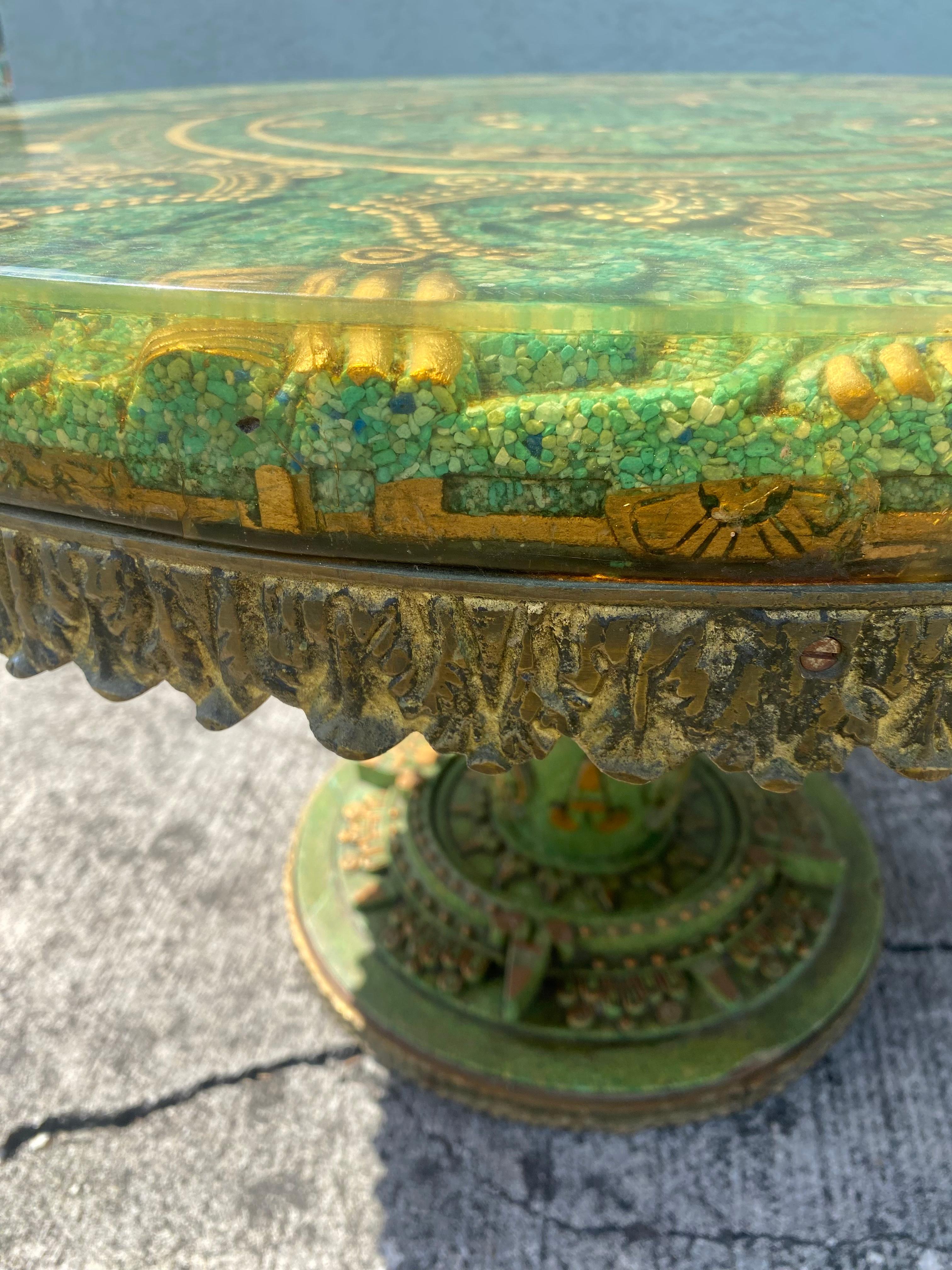 Table circulaire aztèque brutaliste en bronze, bois et résine avec incrustation sculptée  en vente 7