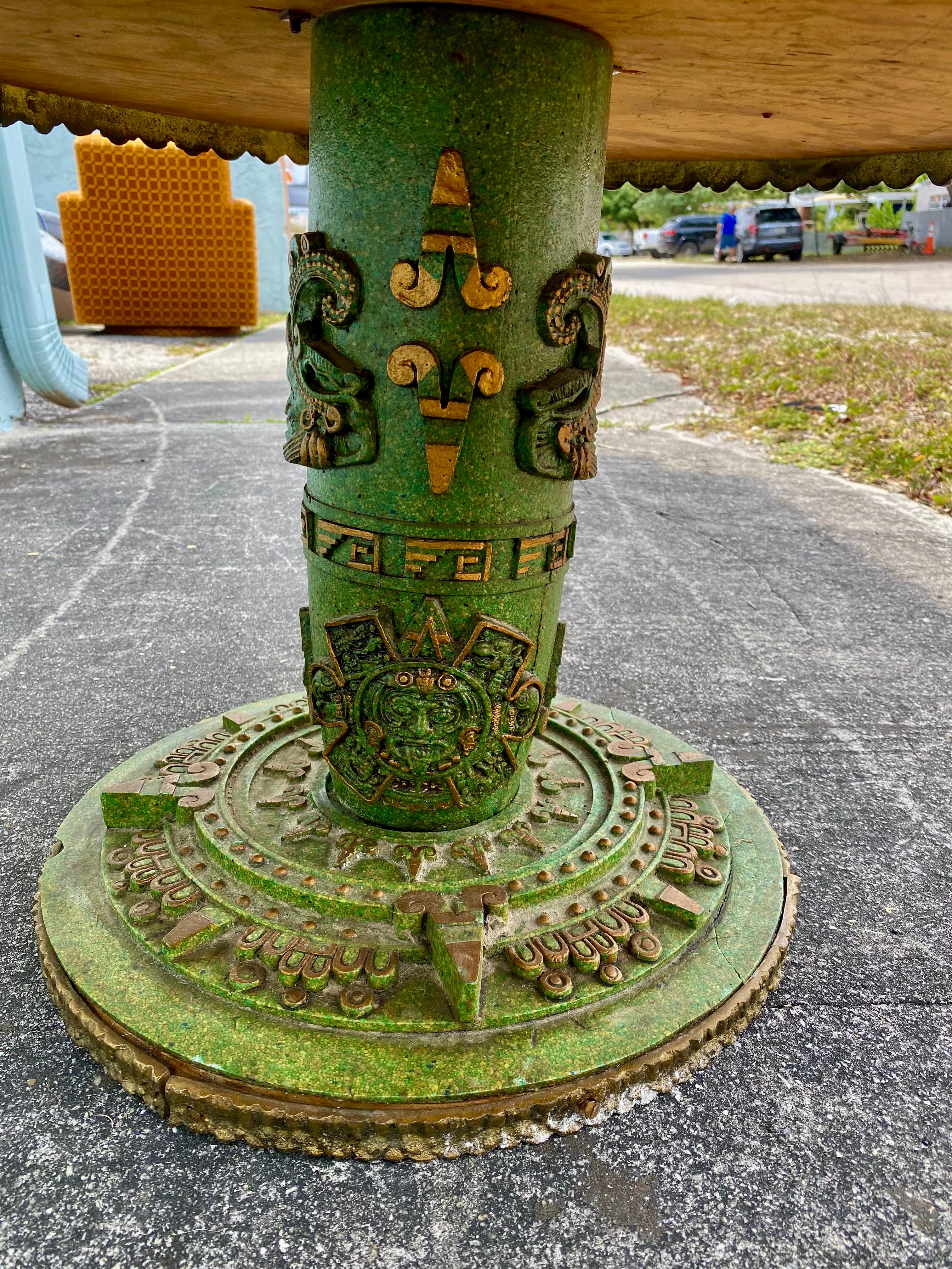 Table circulaire aztèque brutaliste en bronze, bois et résine avec incrustation sculptée  en vente 9