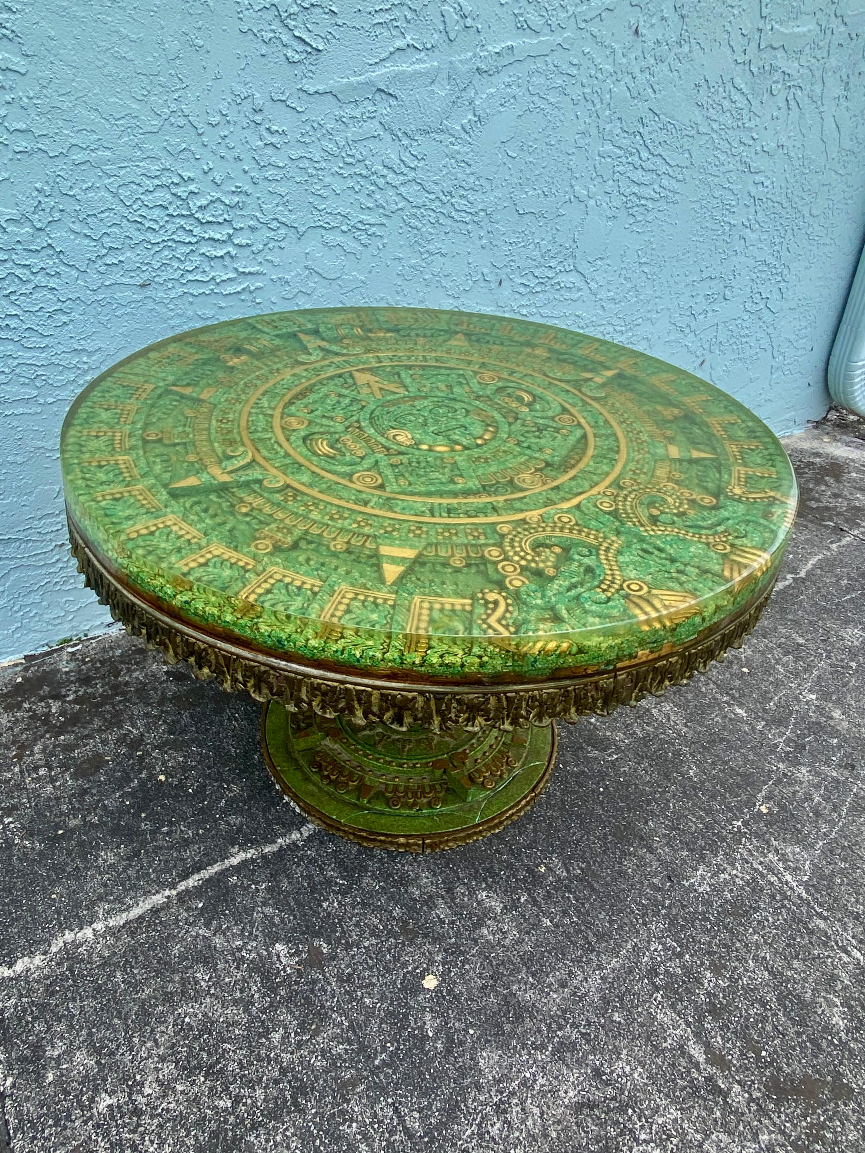 Table circulaire aztèque brutaliste en bronze, bois et résine avec incrustation sculptée  en vente 11