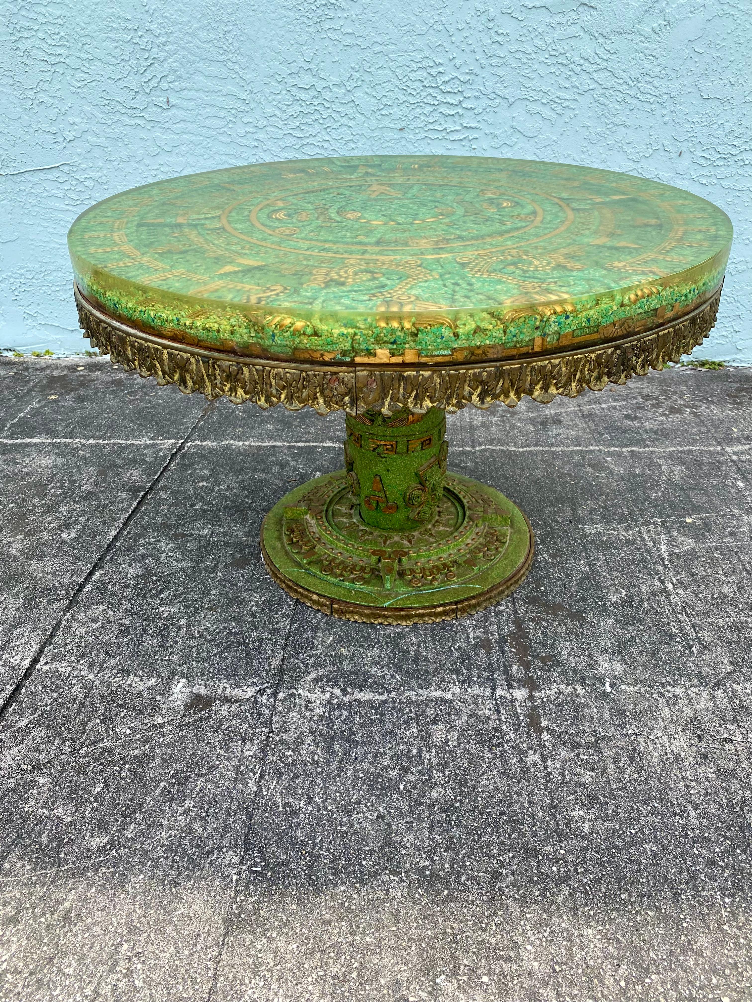 Table circulaire aztèque brutaliste en bronze, bois et résine avec incrustation sculptée  en vente 12