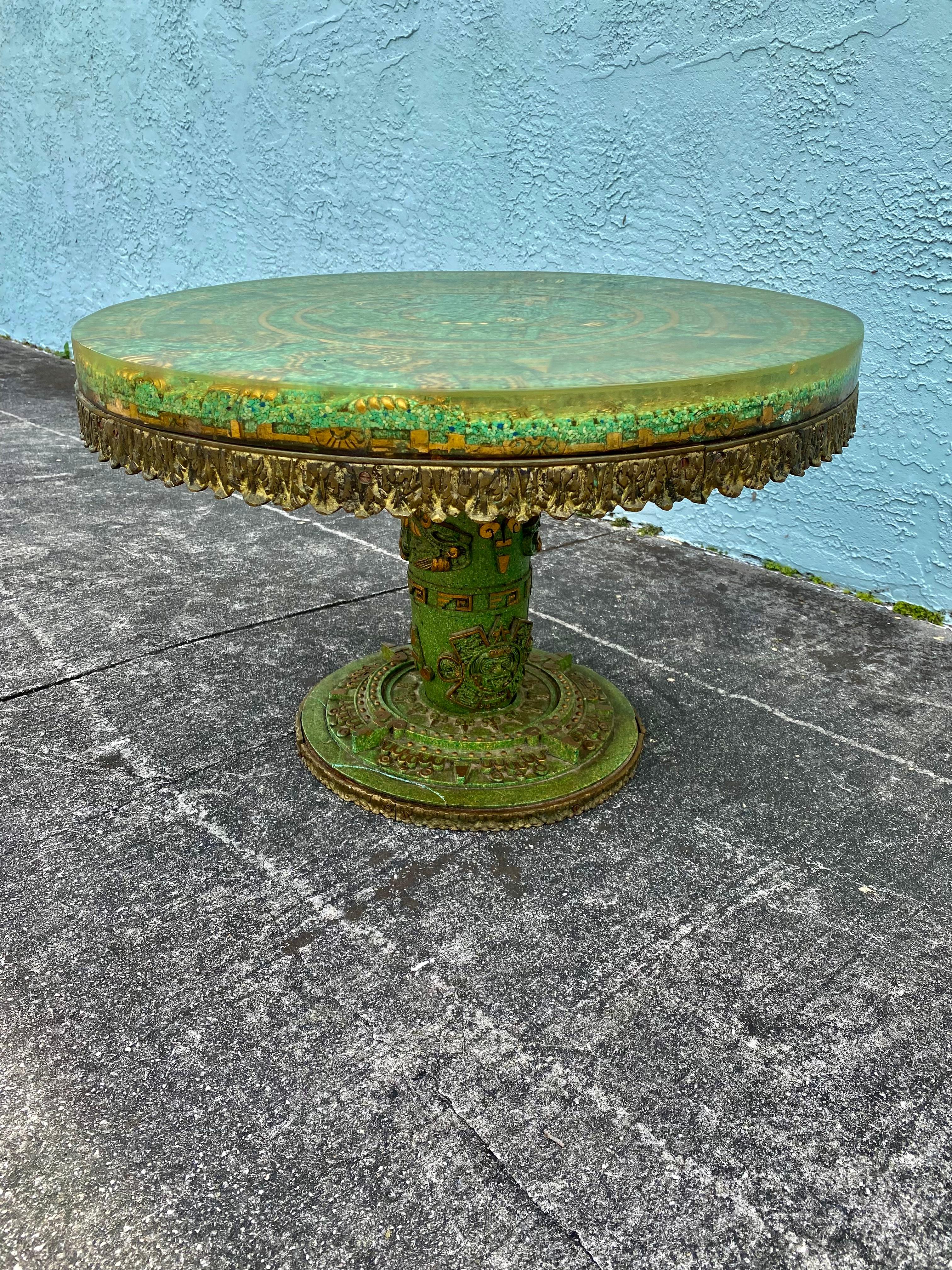Table circulaire aztèque brutaliste en bronze, bois et résine avec incrustation sculptée  en vente 13