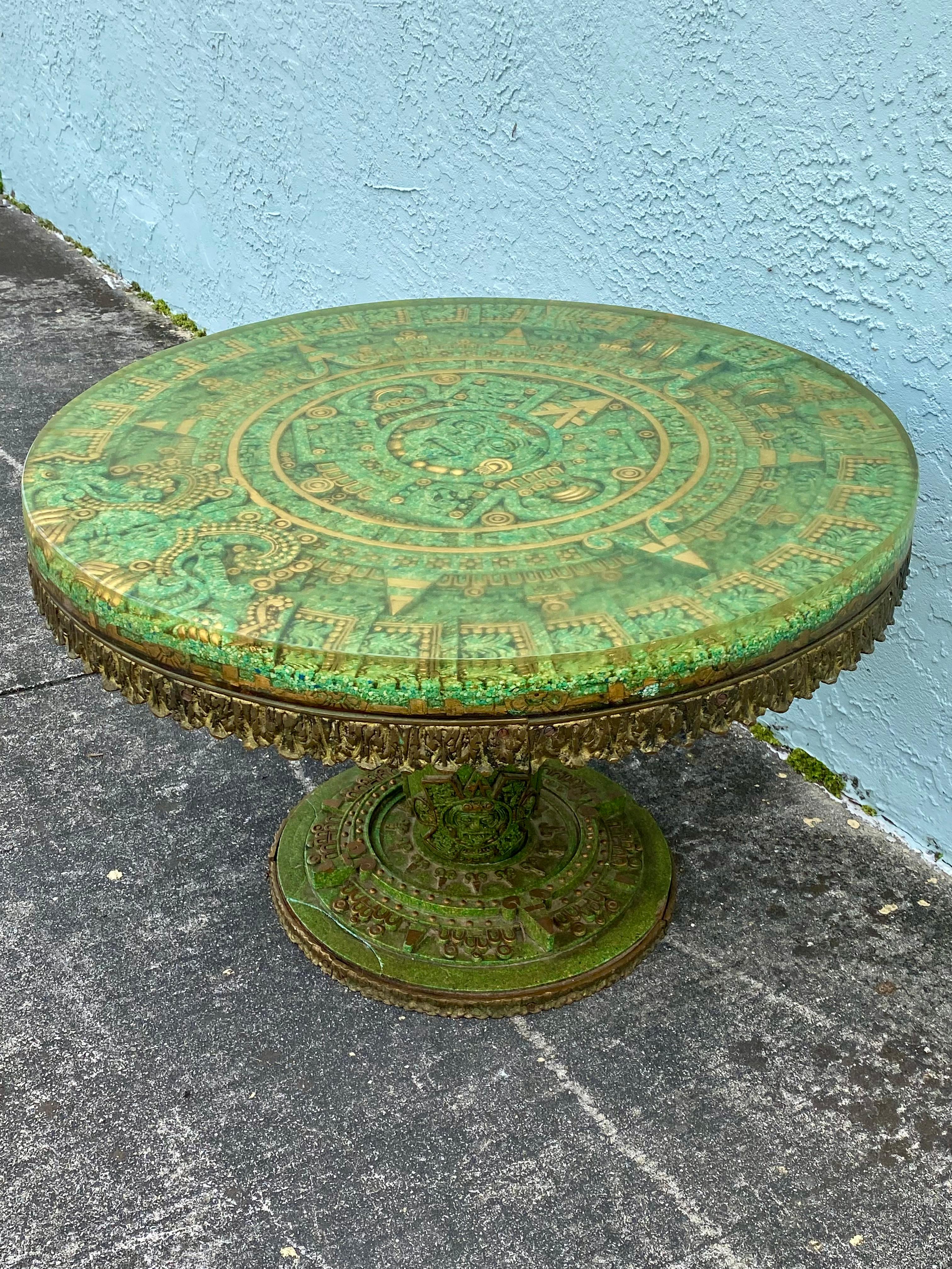 Milieu du XXe siècle Table circulaire aztèque brutaliste en bronze, bois et résine avec incrustation sculptée  en vente