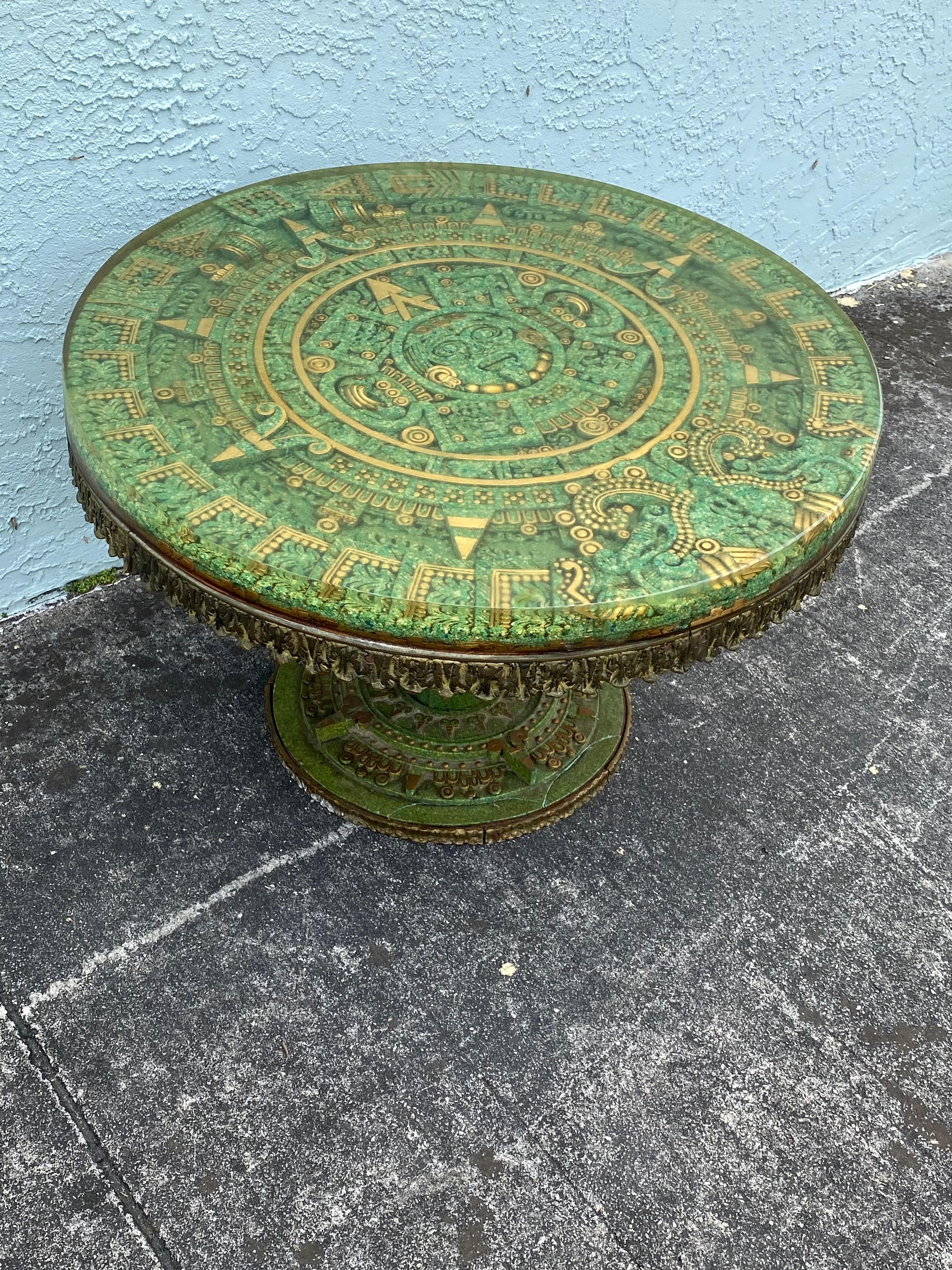 Bronze Table circulaire aztèque brutaliste en bronze, bois et résine avec incrustation sculptée  en vente